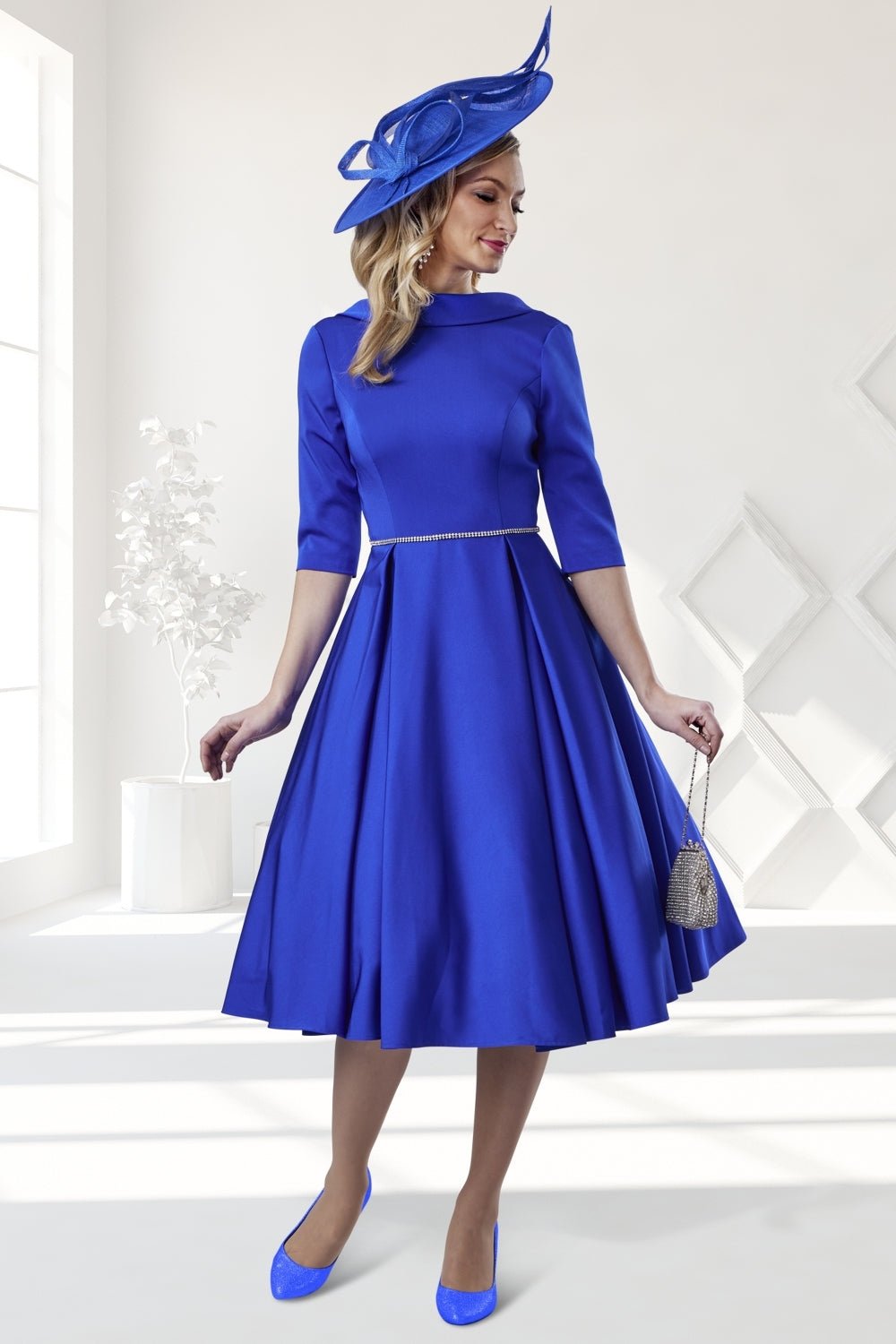 Elegant Accessories For Royal Blue Dress Chica Con Vestido Azul Blue Dress With Circle Golden Color Elegant Accessories For Royal Blue Dress Chica Con Vestido Azul Blue Dress With Circle Golden Color