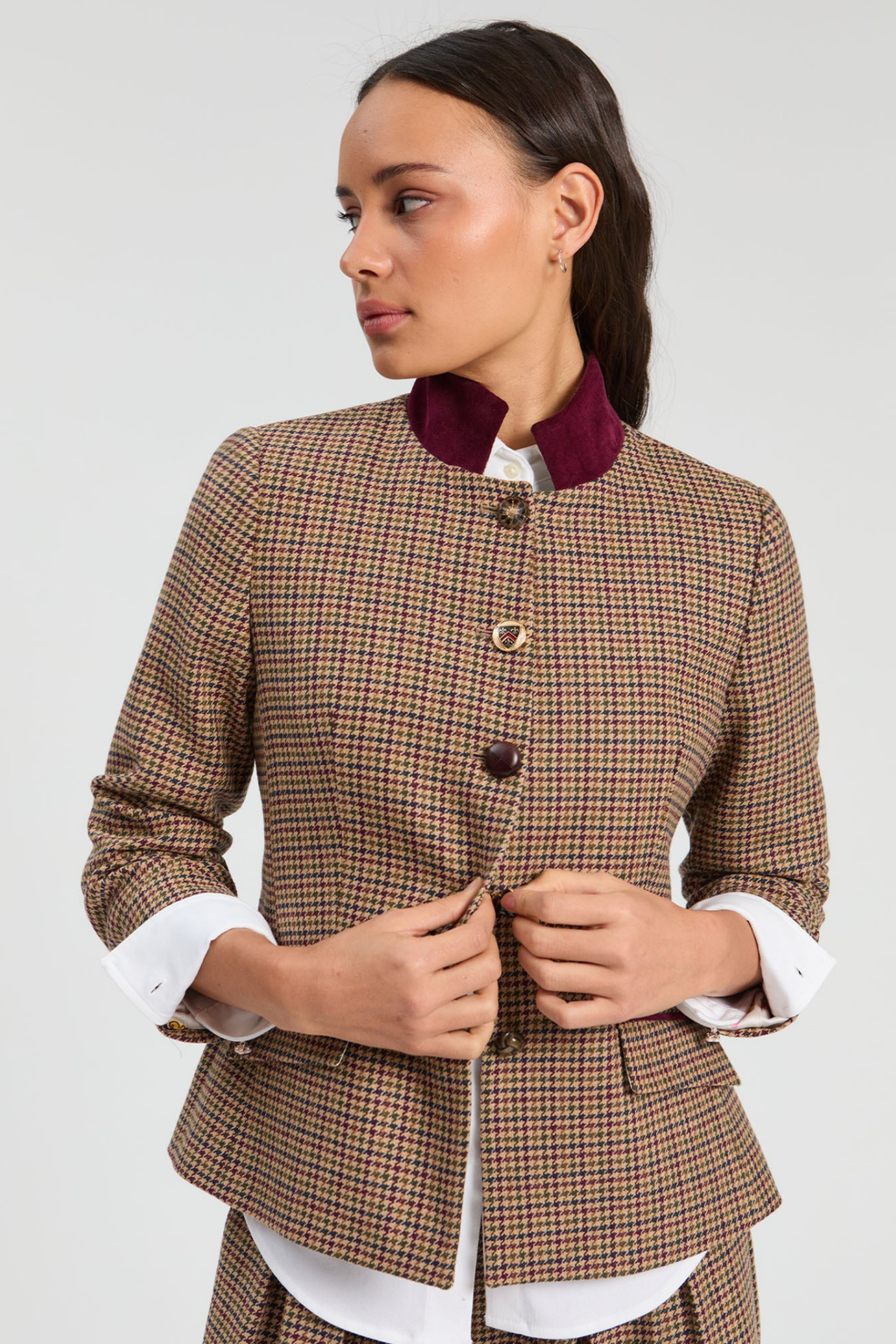 Shop the Vilagallo Burgundy Houndstooth Jacket at Dotique. A beautifully tailored wool-blend blazer in a classic burgundy houndstooth check, perfect with the matching trousers or styled separately.