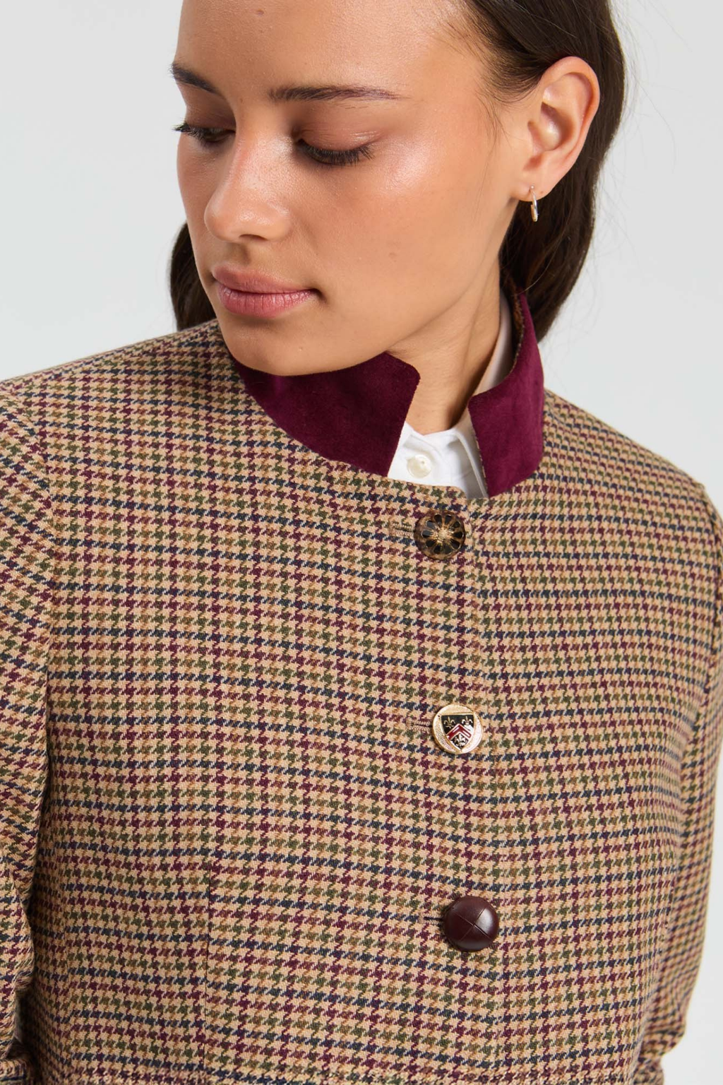 Shop the Vilagallo Burgundy Houndstooth Jacket at Dotique. A beautifully tailored wool-blend blazer in a classic burgundy houndstooth check, perfect with the matching trousers or styled separately.