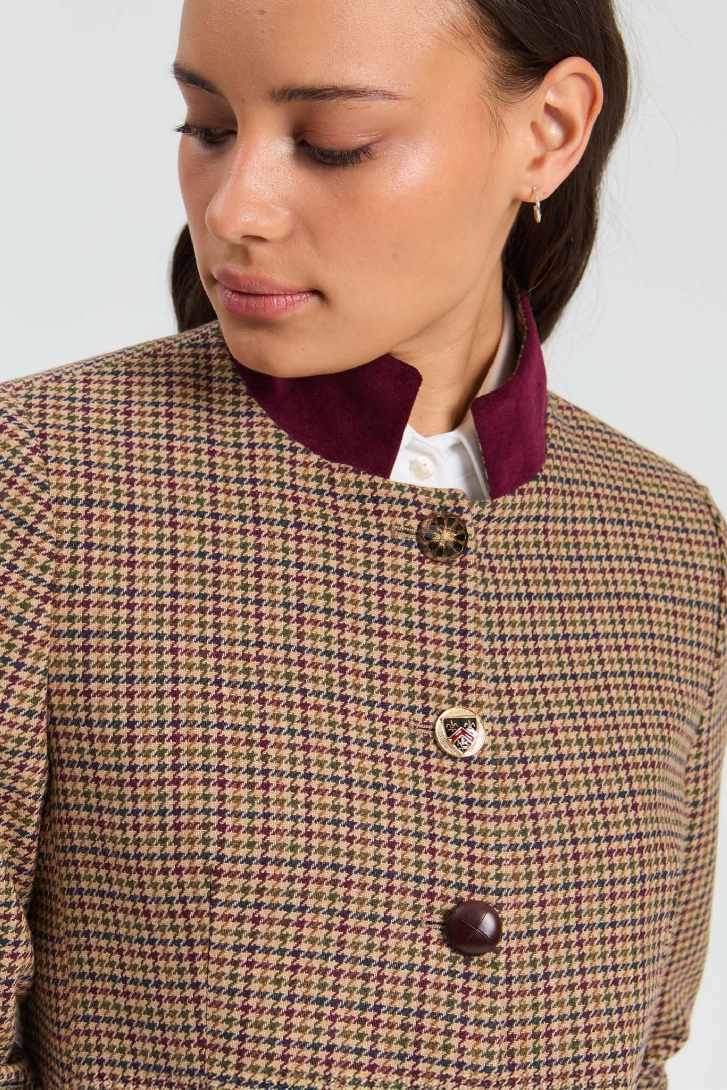 Shop the Vilagallo Burgundy Houndstooth Jacket at Dotique. A beautifully tailored wool-blend blazer in a classic burgundy houndstooth check, perfect with the matching trousers or styled separately.