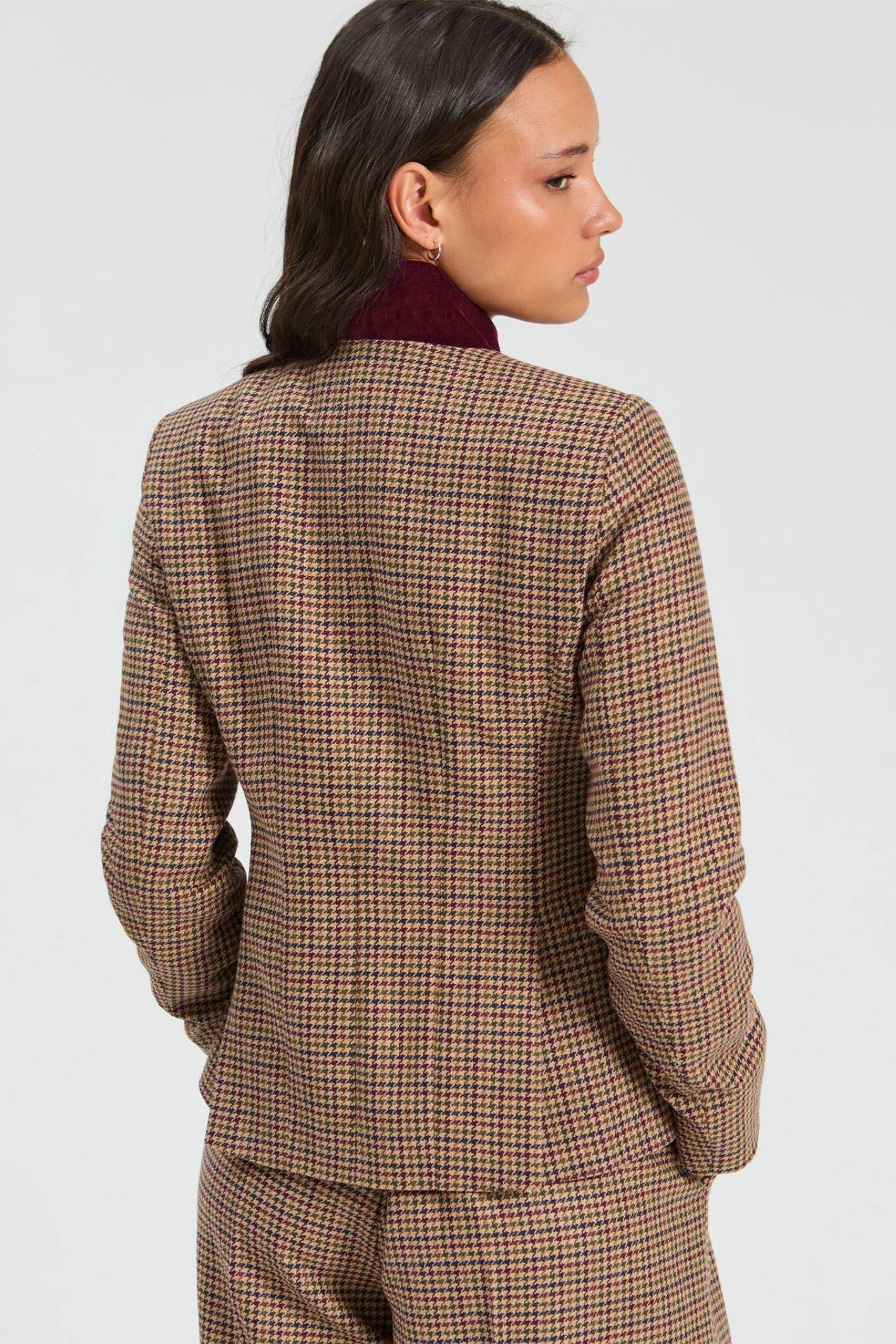 Shop the Vilagallo Burgundy Houndstooth Jacket at Dotique. A beautifully tailored wool-blend blazer in a classic burgundy houndstooth check, perfect with the matching trousers or styled separately.