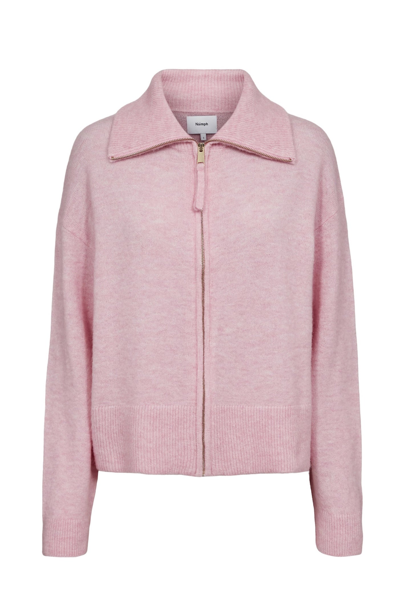The Nümph 707059 NUFUETTE Zip Cardigan is the kind of knit you’ll reach for again and again. Soft, cosy and slightly relaxed in shape. Shop Numph at Dotique.