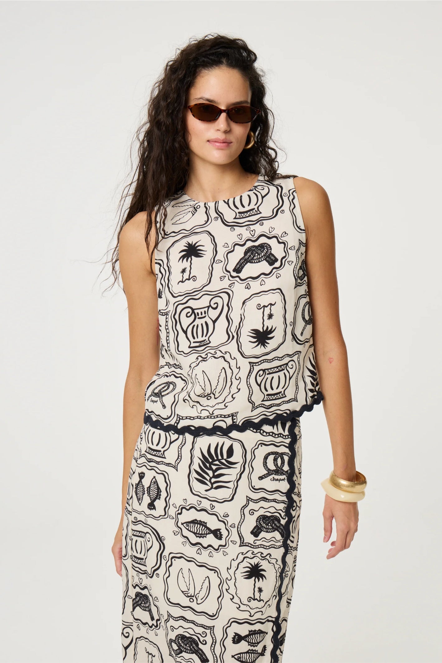 Woman wearing Fabienne Chapot Porto Top Cosy White/Black by Fabienne Chapot, shop Fabienne Chapot at Dotique