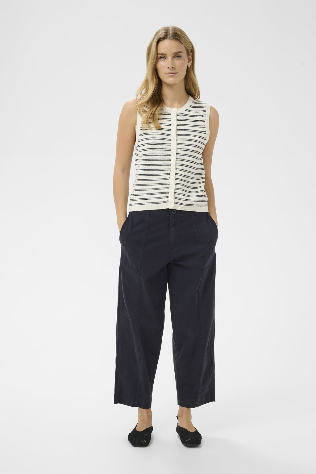 Shop Part Two at Dotique – 30309489 NettaPW Cropped Cotton Trousers Dark Navy – front view