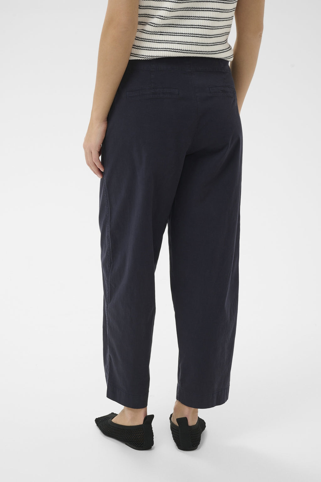 Shop Part Two at Dotique – 30309489 NettaPW Cropped Cotton Trousers Dark Navy – back view