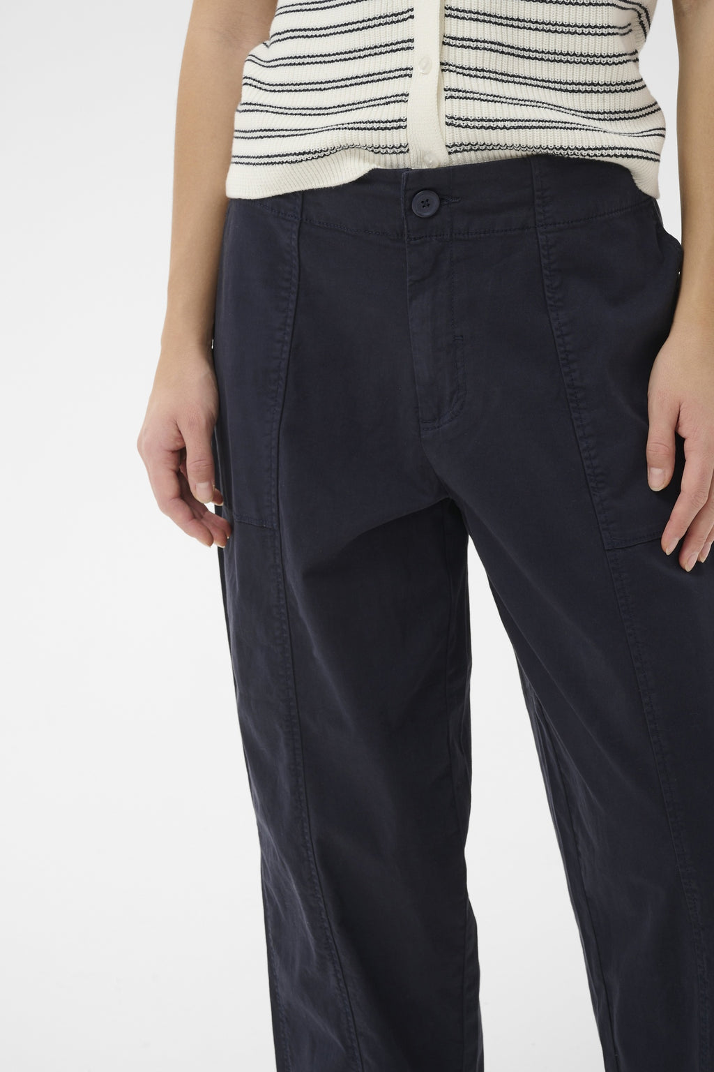 Shop Part Two at Dotique – 30309489 NettaPW Cropped Cotton Trousers Dark Navy – detail view