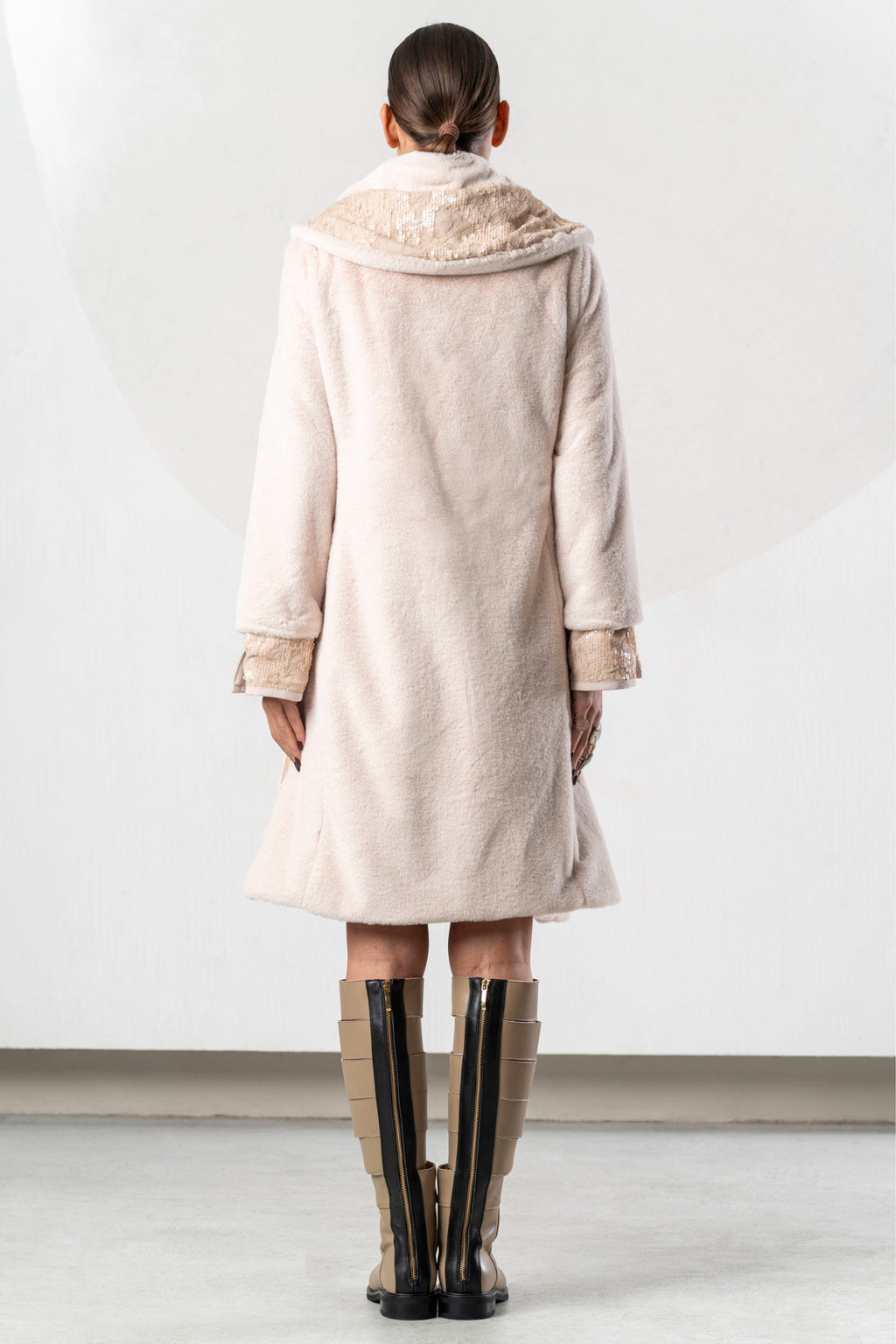 Discover the Elisa Cavaletti EJW268030100 Powder Pink Coat at Dotique. A luxurious long designer coat with beautiful mixed textures from AW26.