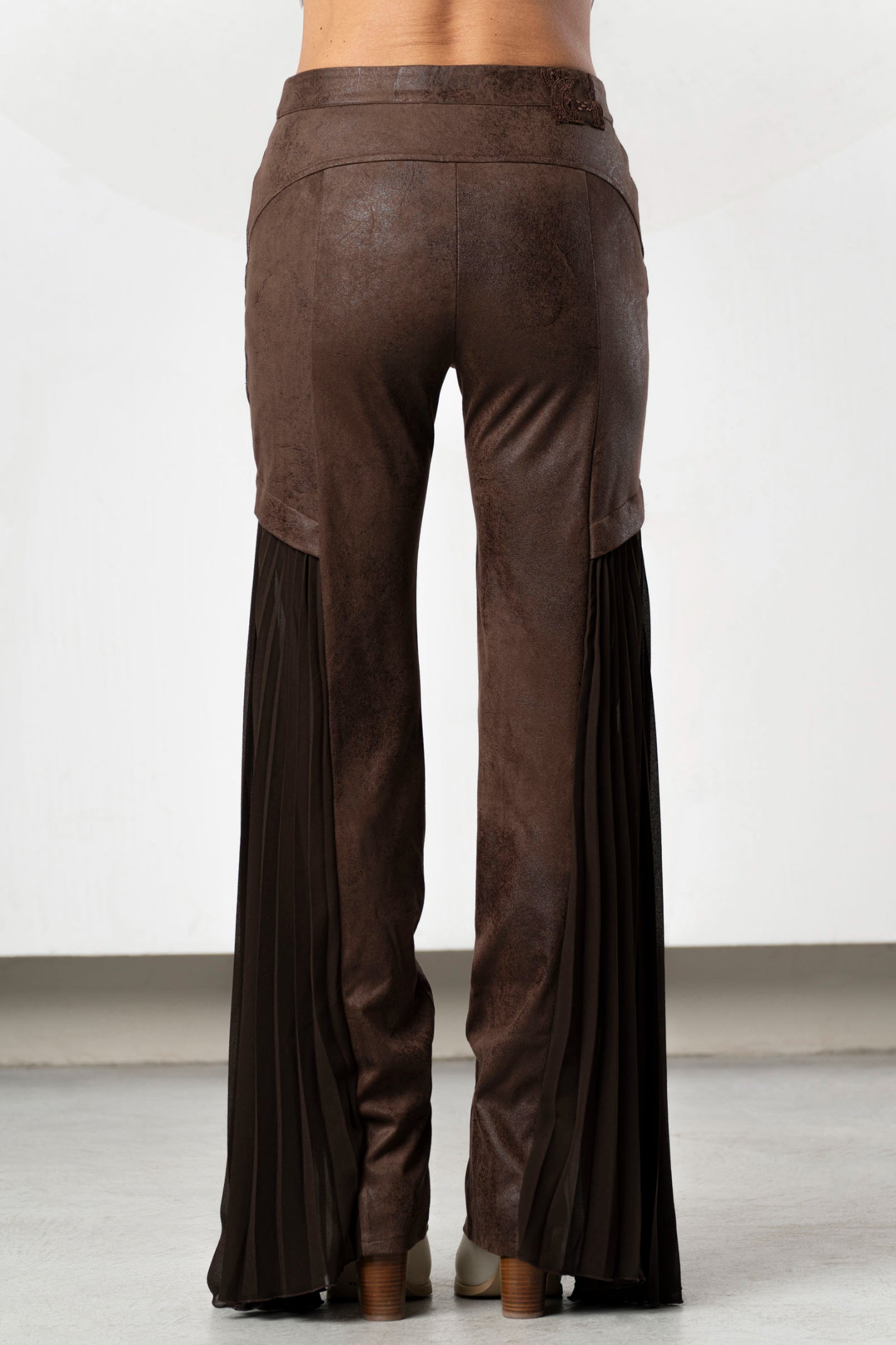 Shop Elisa Cavaletti ELW266069104 Brown Trousers at Dotique. Premium designer trousers with added stretch in a rich chocolate shade for AW26.
