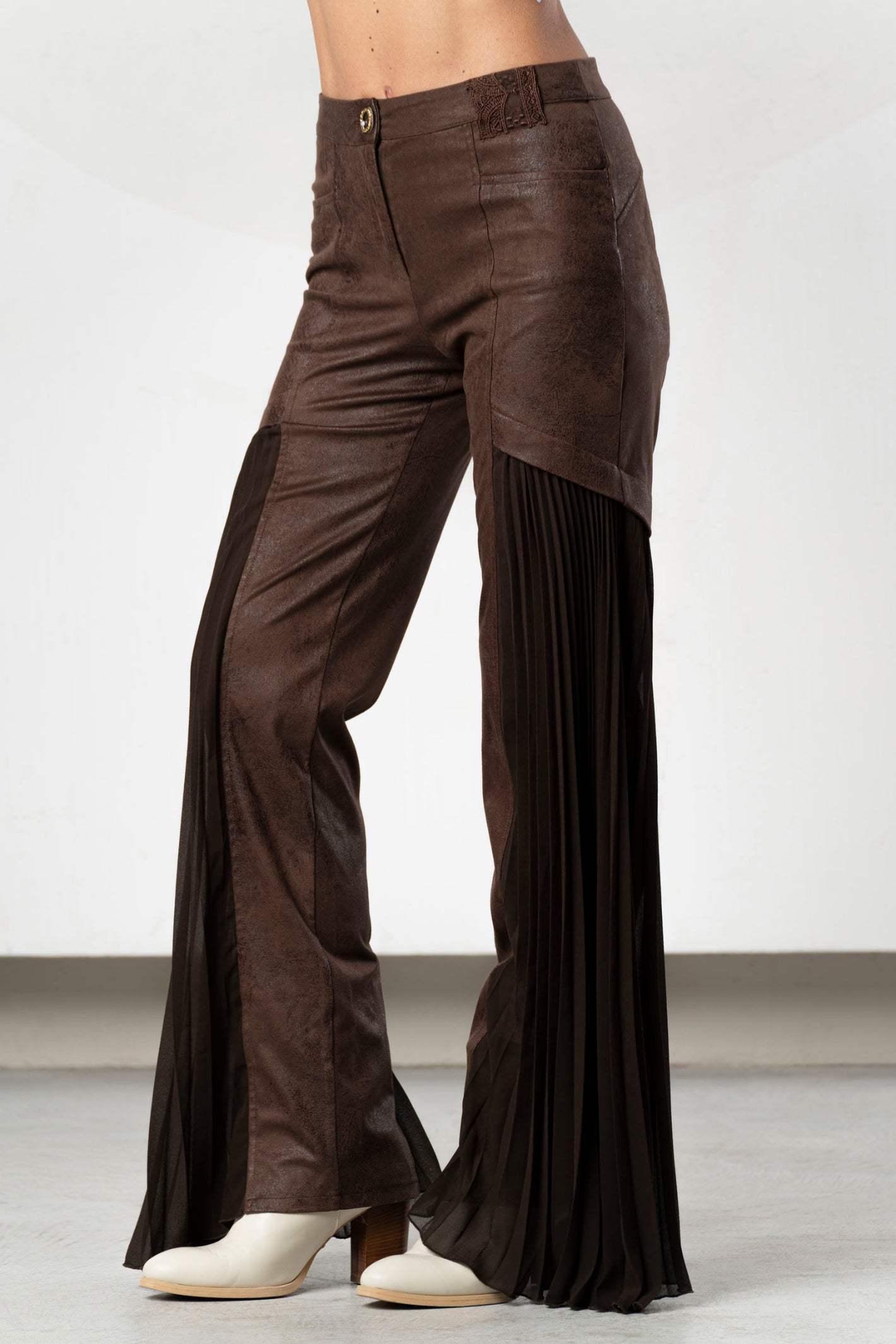 Shop Elisa Cavaletti ELW266069104 Brown Trousers at Dotique. Premium designer trousers with added stretch in a rich chocolate shade for AW26.