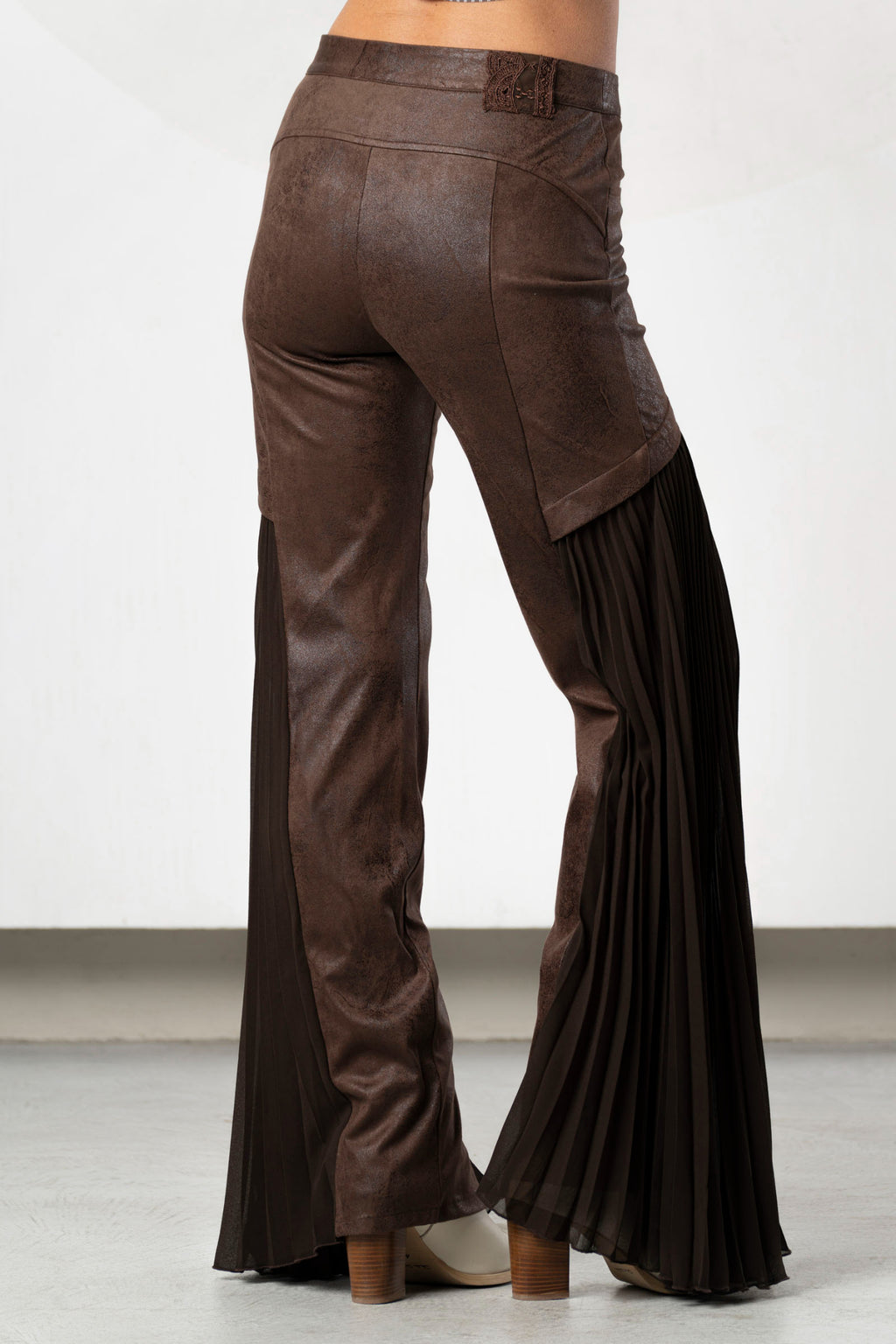 Shop Elisa Cavaletti ELW266069104 Brown Trousers at Dotique. Premium designer trousers with added stretch in a rich chocolate shade for AW26.