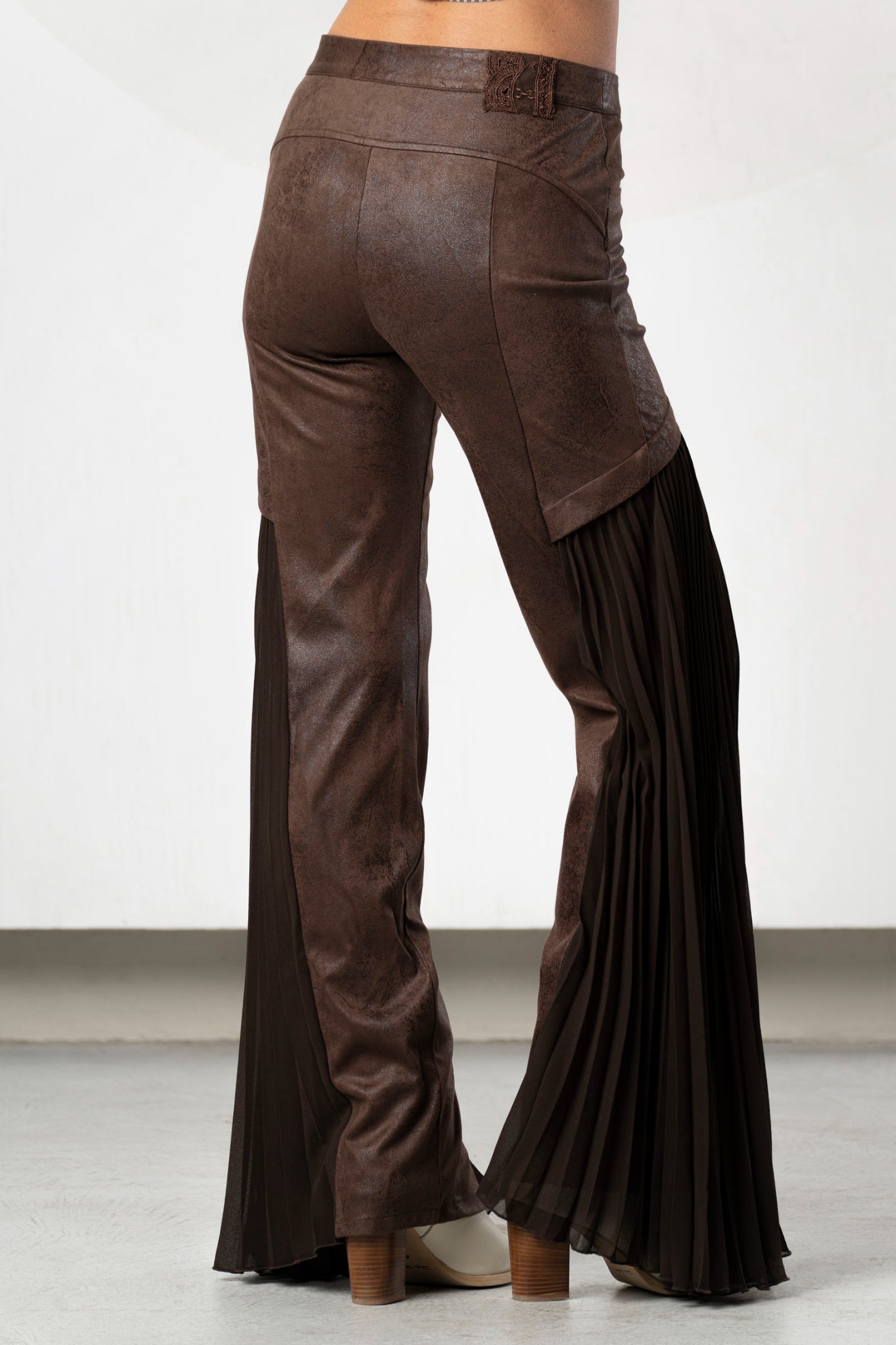 Shop Elisa Cavaletti ELW266069104 Brown Trousers at Dotique. Premium designer trousers with added stretch in a rich chocolate shade for AW26.