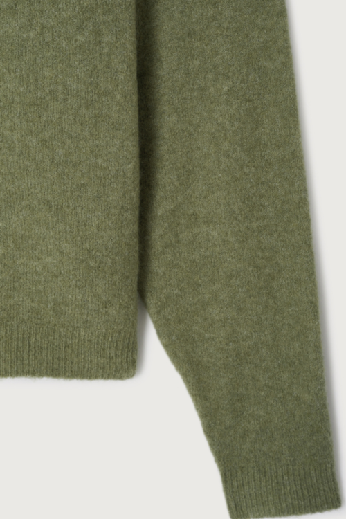Shop the American Vintage Damsville Jumper in Lezard Chine at Dotique. A luxuriously soft wool blend knit in a relaxed fit with a timeless khaki green melange finish.