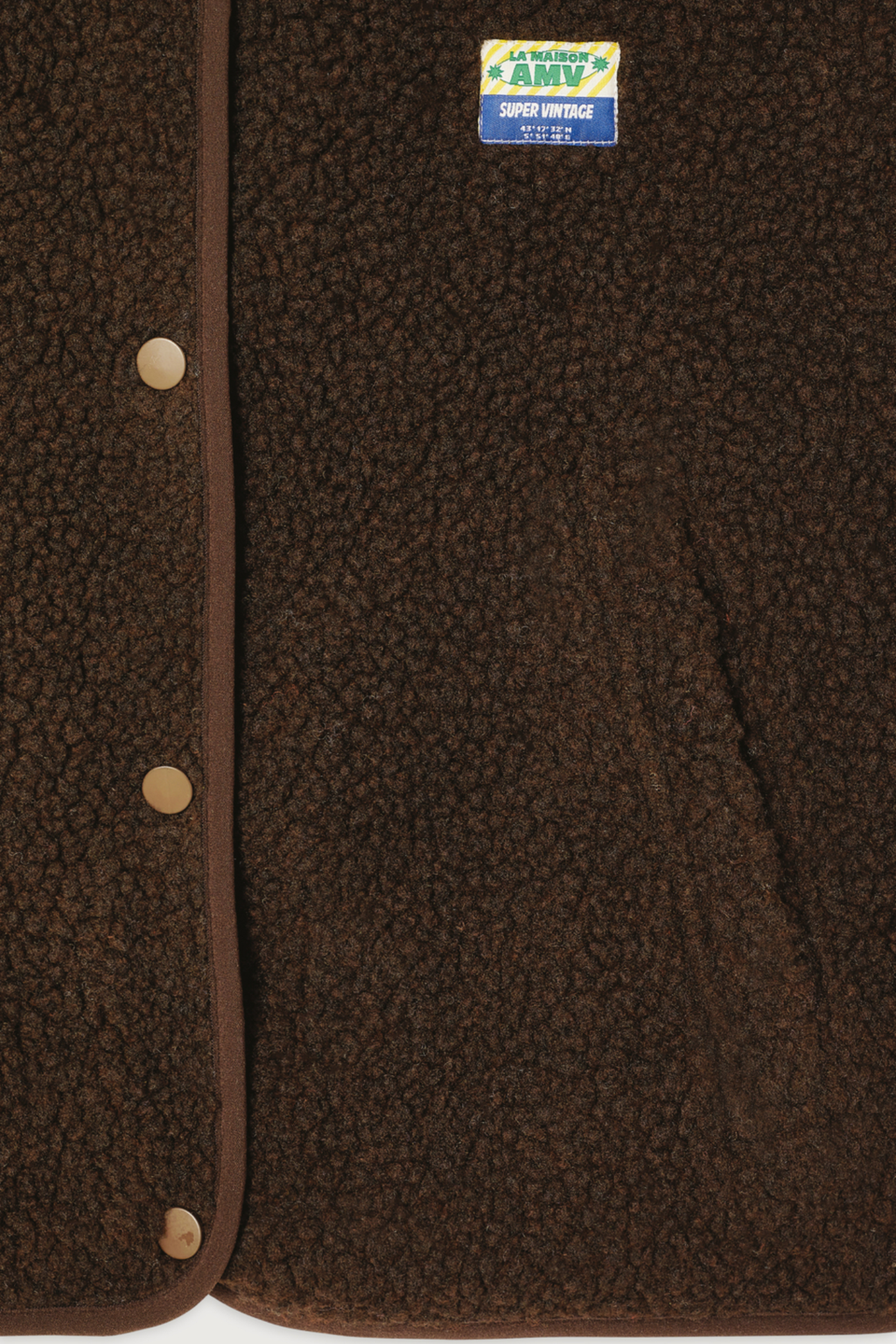 Shop the American Vintage Hoktown Sleeveless Fleece Gilet in Marronnier Chine at Dotique. A cosy recycled fleece layering piece with a relaxed fit and soft shearling texture.