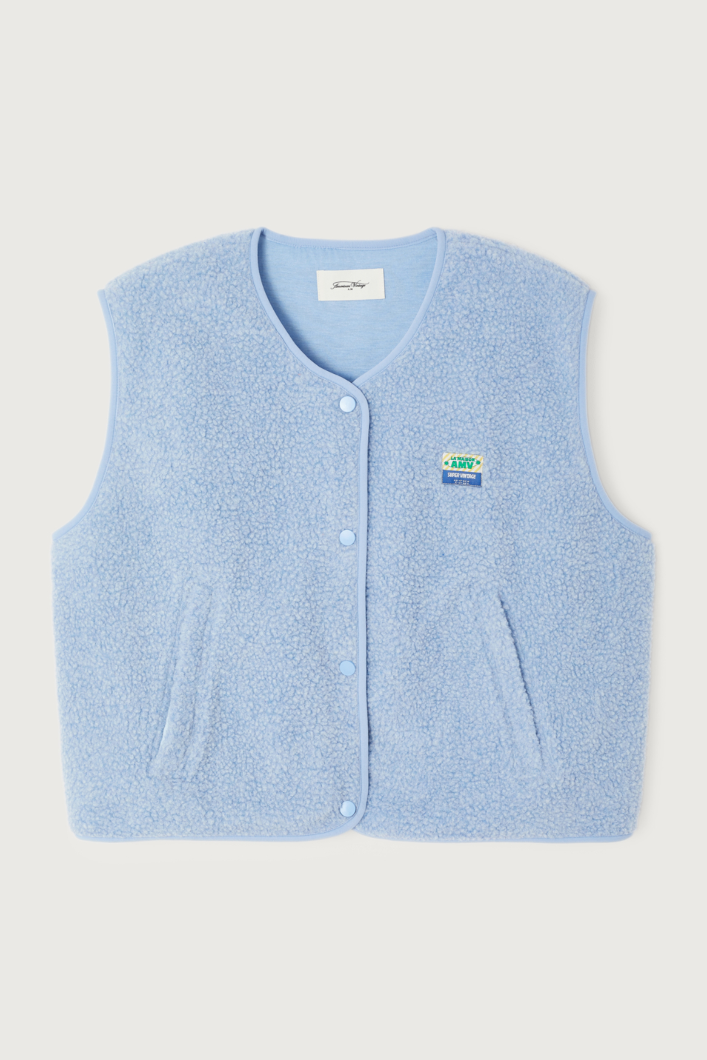 Shop the American Vintage Hoktown Sleeveless Fleece Gilet in Givre Chine at Dotique. A cosy recycled fleece layering piece in a soft ice blue melange with a relaxed fit.