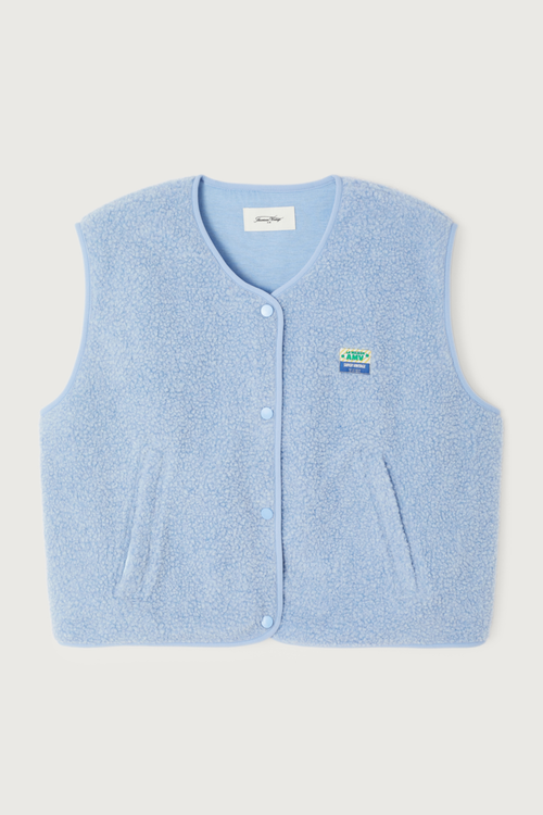Shop the American Vintage Hoktown Sleeveless Fleece Gilet in Givre Chine at Dotique. A cosy recycled fleece layering piece in a soft ice blue melange with a relaxed fit.