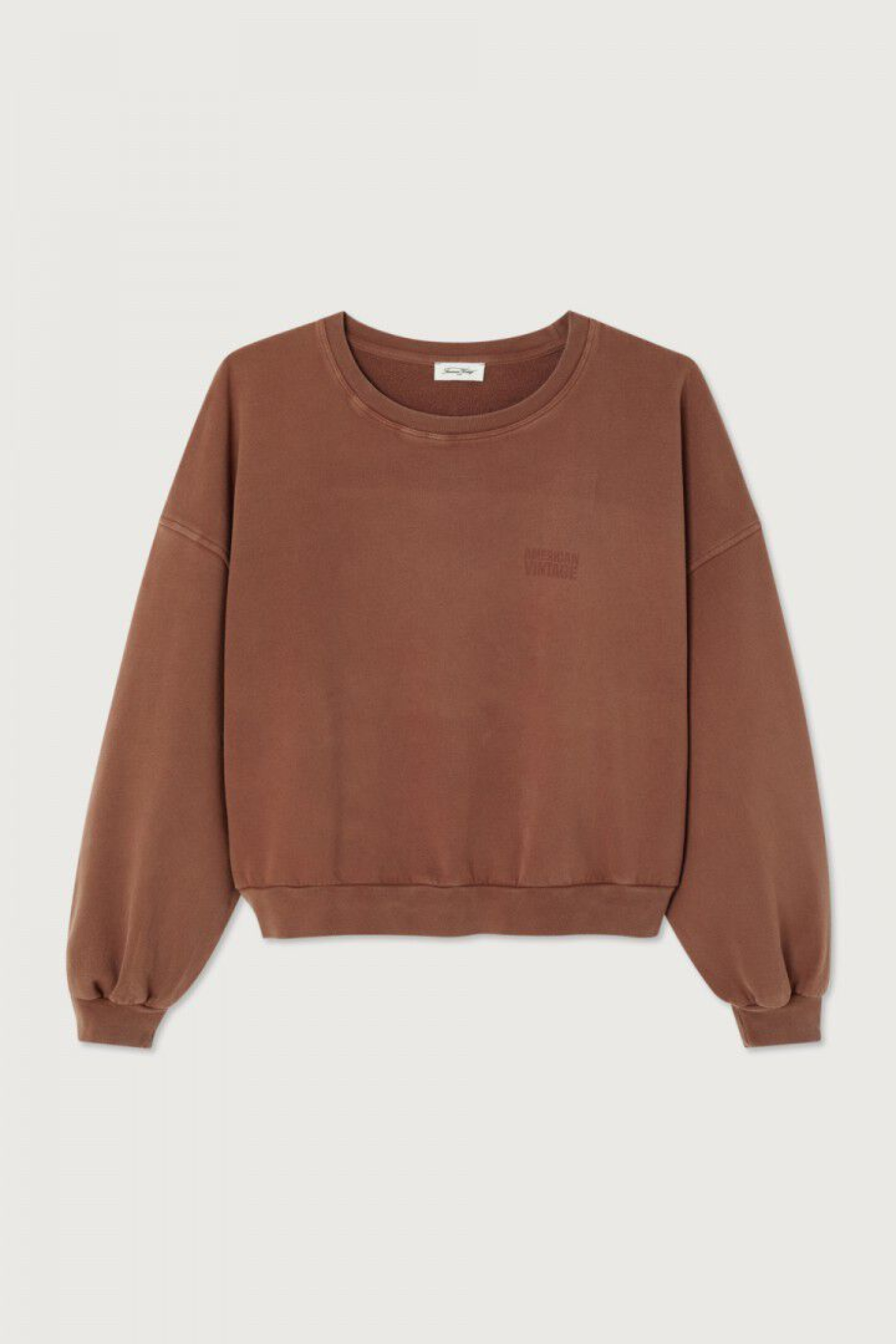 Shop the American Vintage Jitbay Sweatshirt in Walnut Vintage at Dotique. Made from 100% cotton with a relaxed oversized fit. We recommend sizing down.
