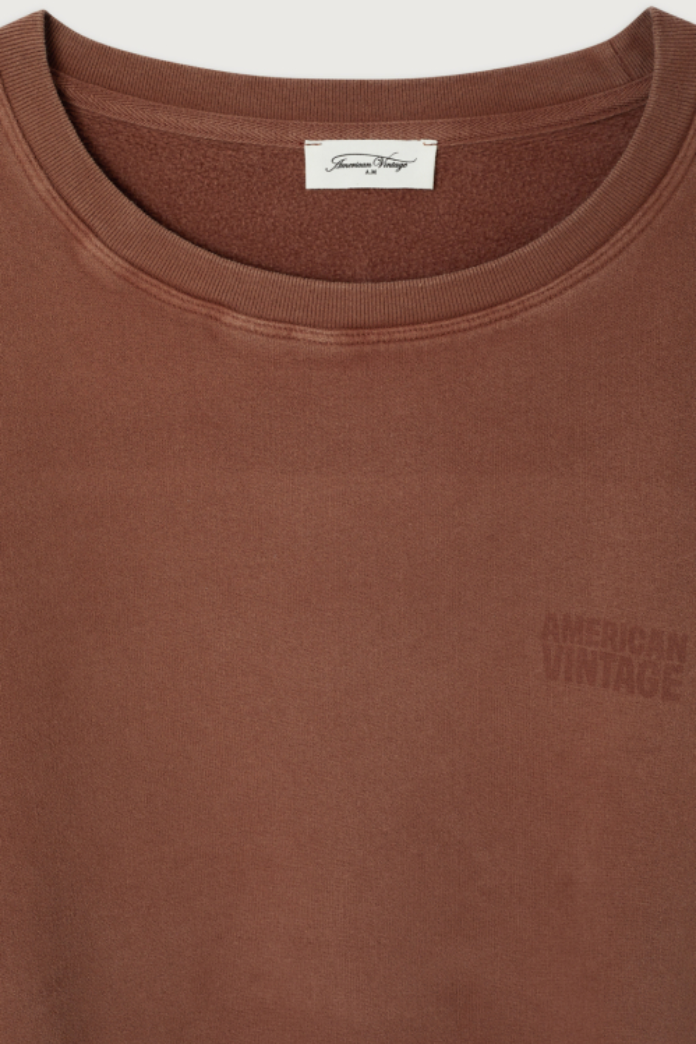 Shop the American Vintage Jitbay Sweatshirt in Walnut Vintage at Dotique. Made from 100% cotton with a relaxed oversized fit. We recommend sizing down.