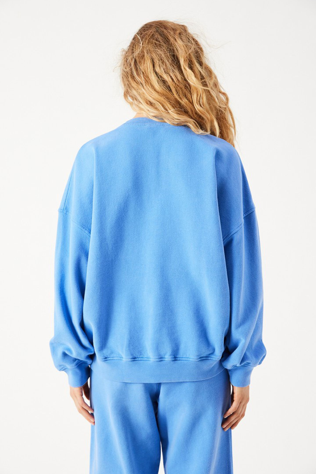 Shop the American Vintage Plizzy Sweatshirt in Vintage Nautical Blue at Dotique. Made from 100% cotton with an oversized fit. We recommend sizing down.