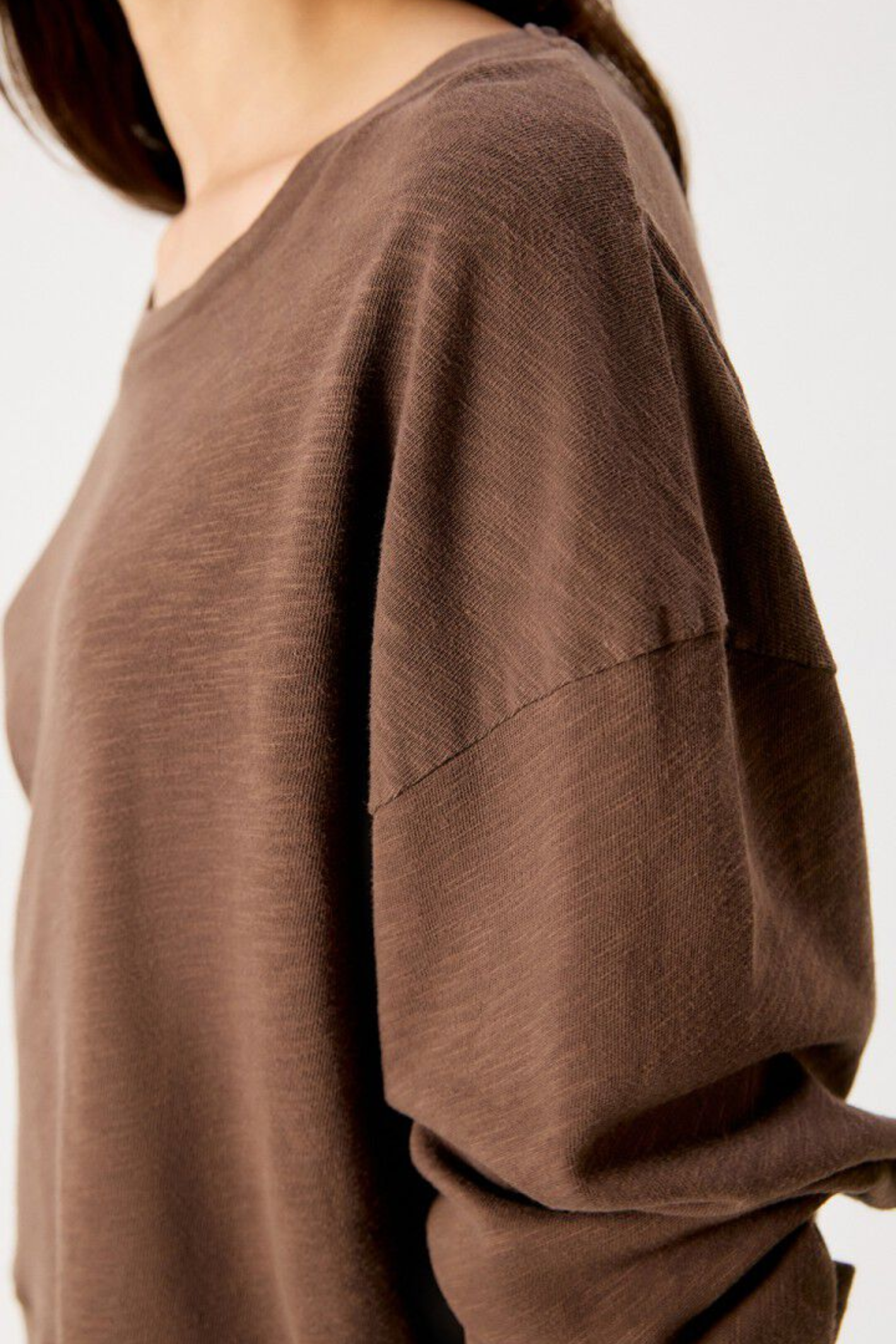 Shop the American Vintage Sonoma Long Sleeve T-Shirt in Vintage Chestnut at Dotique. Made from soft 100% slub cotton with a relaxed fit in a rich brown shade.