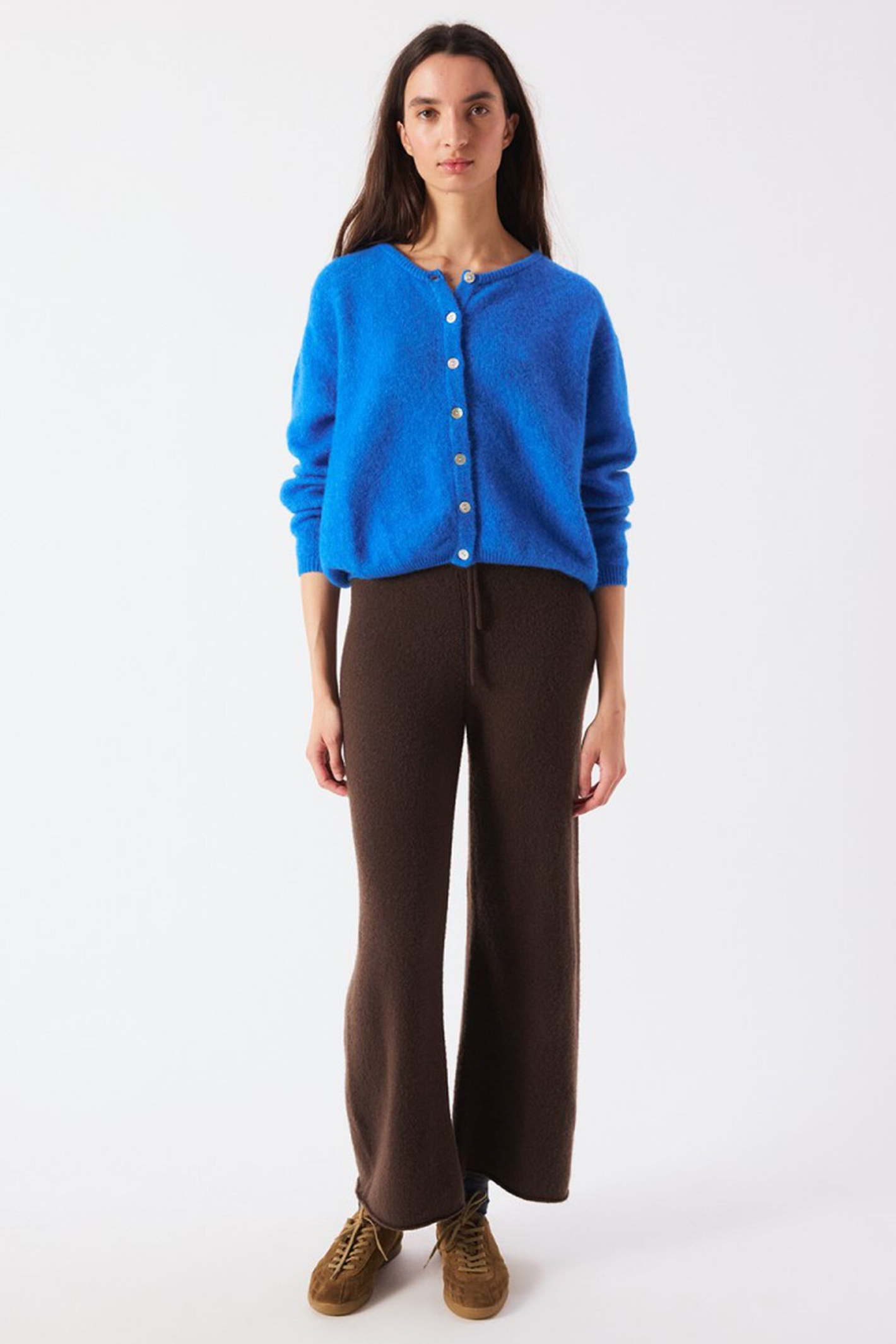 Shop the American Vintage Vitow Cardigan in Curacao Chine at Dotique. A luxuriously soft alpaca and wool blend cardigan with a relaxed fit and vibrant blue colour.