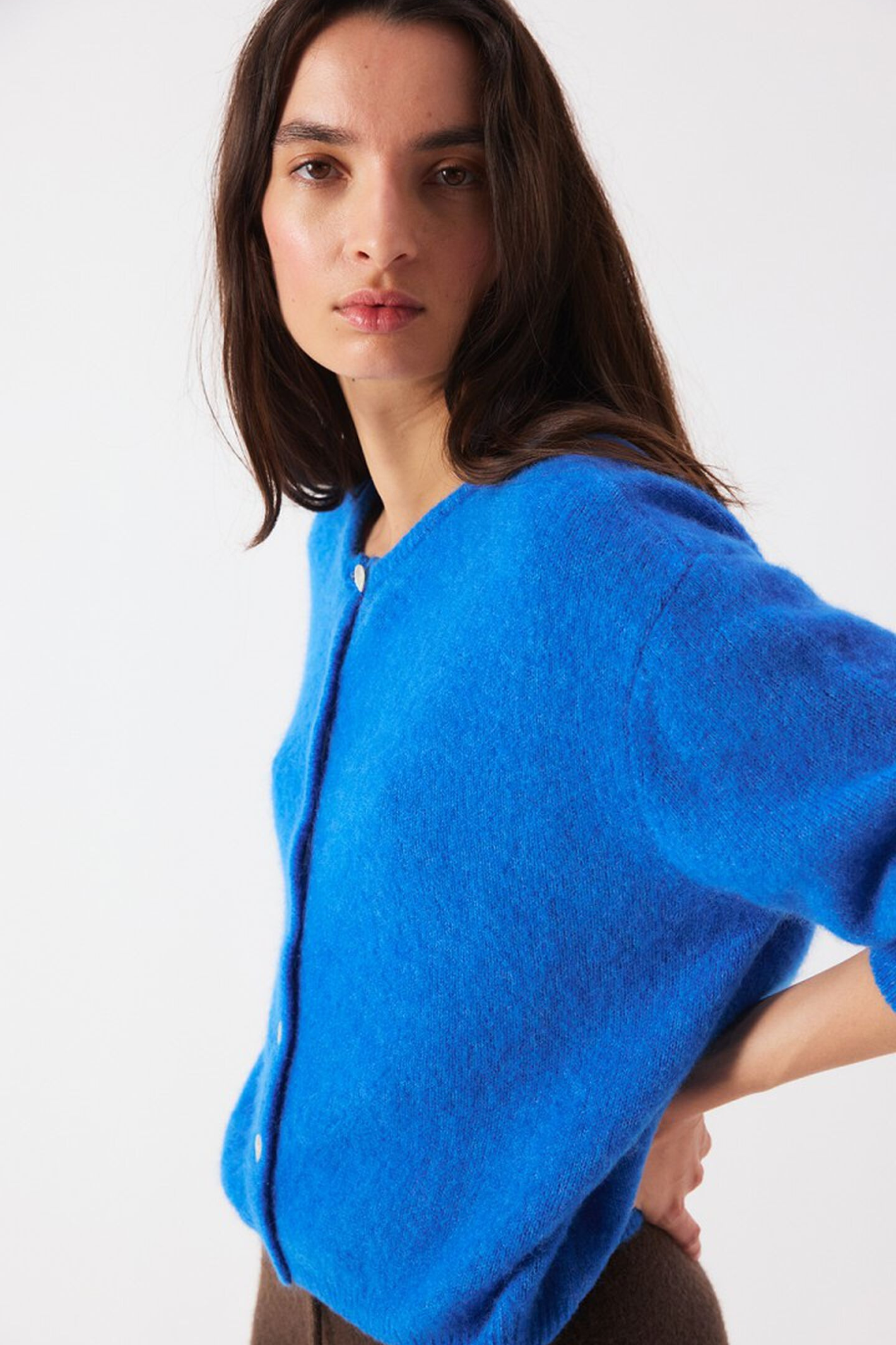Shop the American Vintage Vitow Cardigan in Curacao Chine at Dotique. A luxuriously soft alpaca and wool blend cardigan with a relaxed fit and vibrant blue colour.
