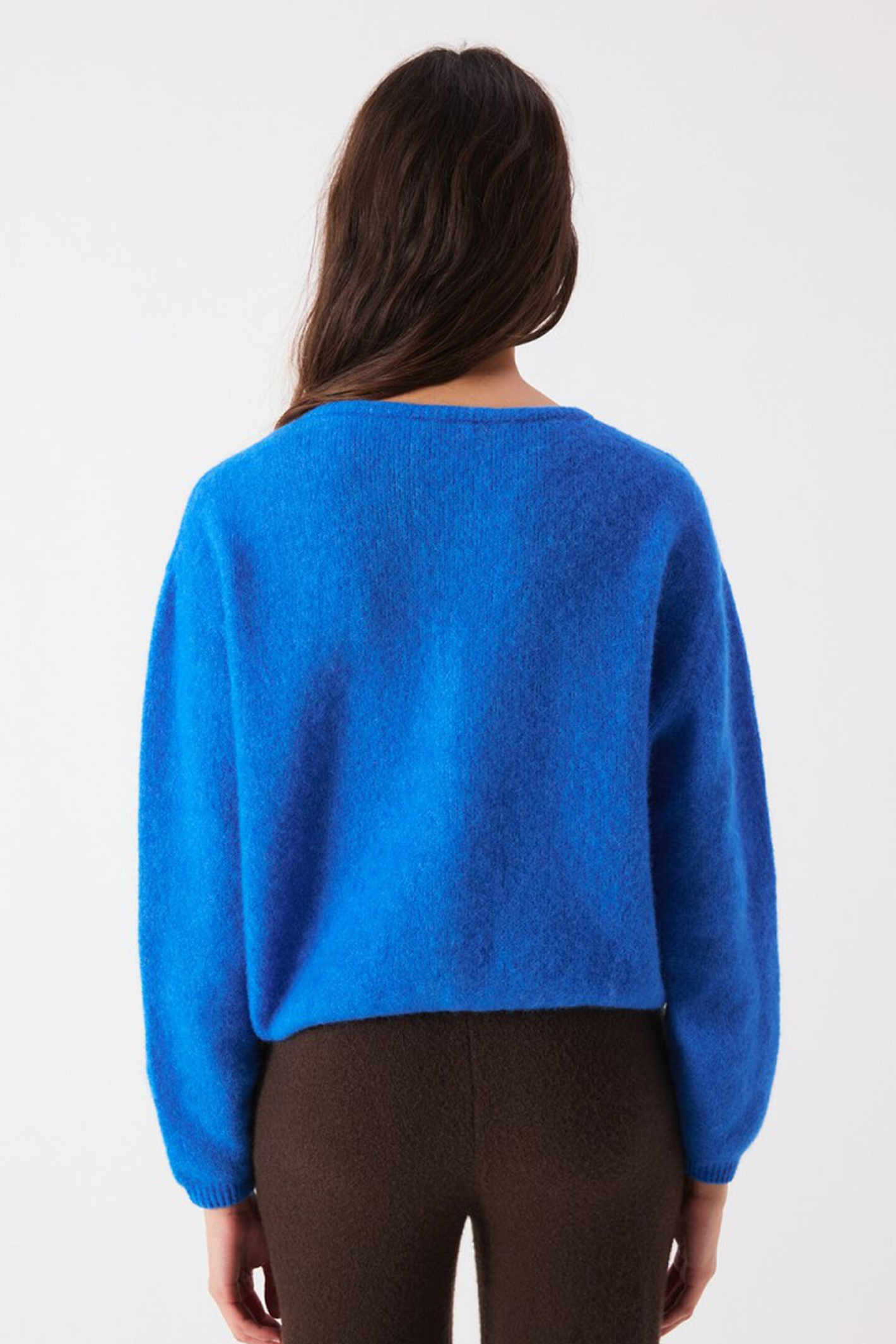Shop the American Vintage Vitow Cardigan in Curacao Chine at Dotique. A luxuriously soft alpaca and wool blend cardigan with a relaxed fit and vibrant blue colour.
