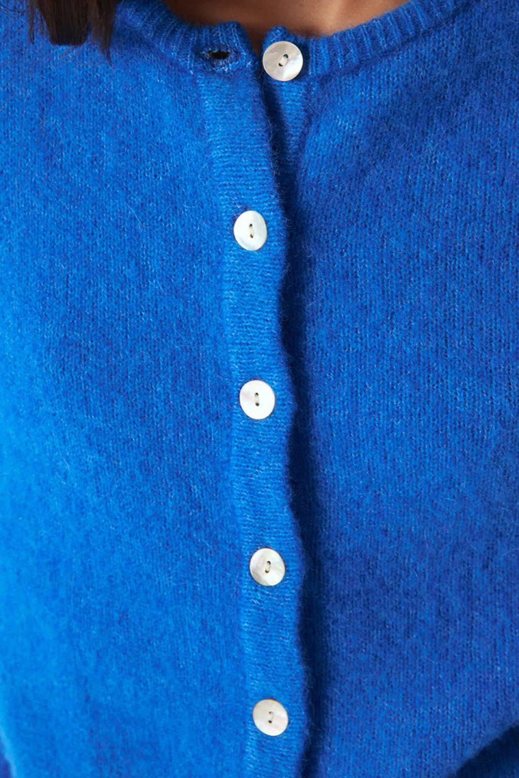 Shop the American Vintage Vitow Cardigan in Curacao Chine at Dotique. A luxuriously soft alpaca and wool blend cardigan with a relaxed fit and vibrant blue colour.