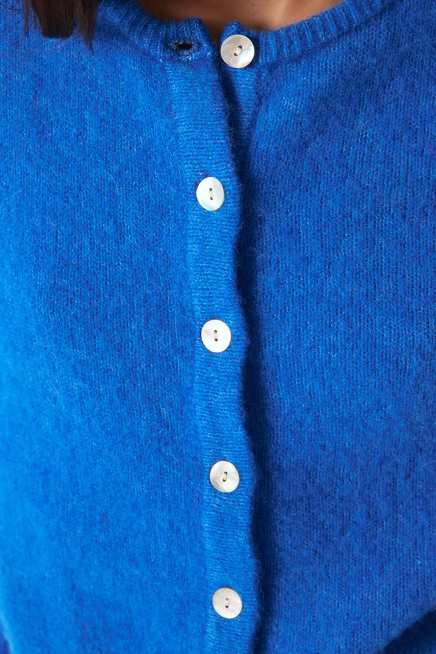 Shop the American Vintage Vitow Cardigan in Curacao Chine at Dotique. A luxuriously soft alpaca and wool blend cardigan with a relaxed fit and vibrant blue colour.