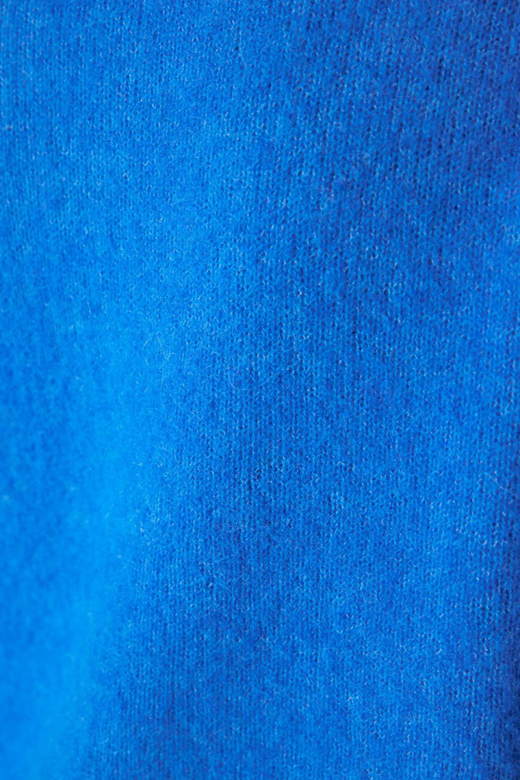 Shop the American Vintage Vitow Cardigan in Curacao Chine at Dotique. A luxuriously soft alpaca and wool blend cardigan with a relaxed fit and vibrant blue colour.