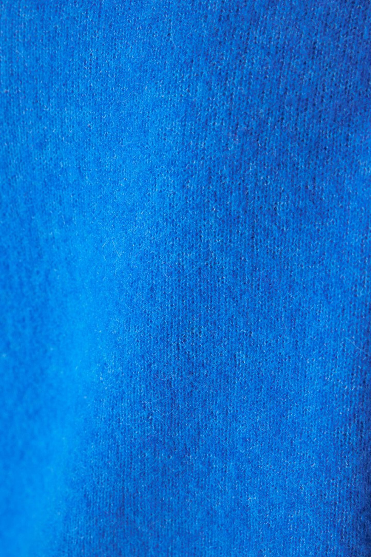 Shop the American Vintage Vitow Cardigan in Curacao Chine at Dotique. A luxuriously soft alpaca and wool blend cardigan with a relaxed fit and vibrant blue colour.