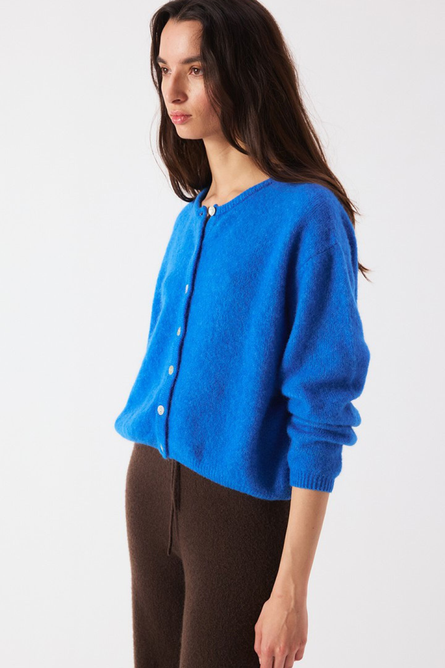 Shop the American Vintage Vitow Cardigan in Curacao Chine at Dotique. A luxuriously soft alpaca and wool blend cardigan with a relaxed fit and vibrant blue colour.
