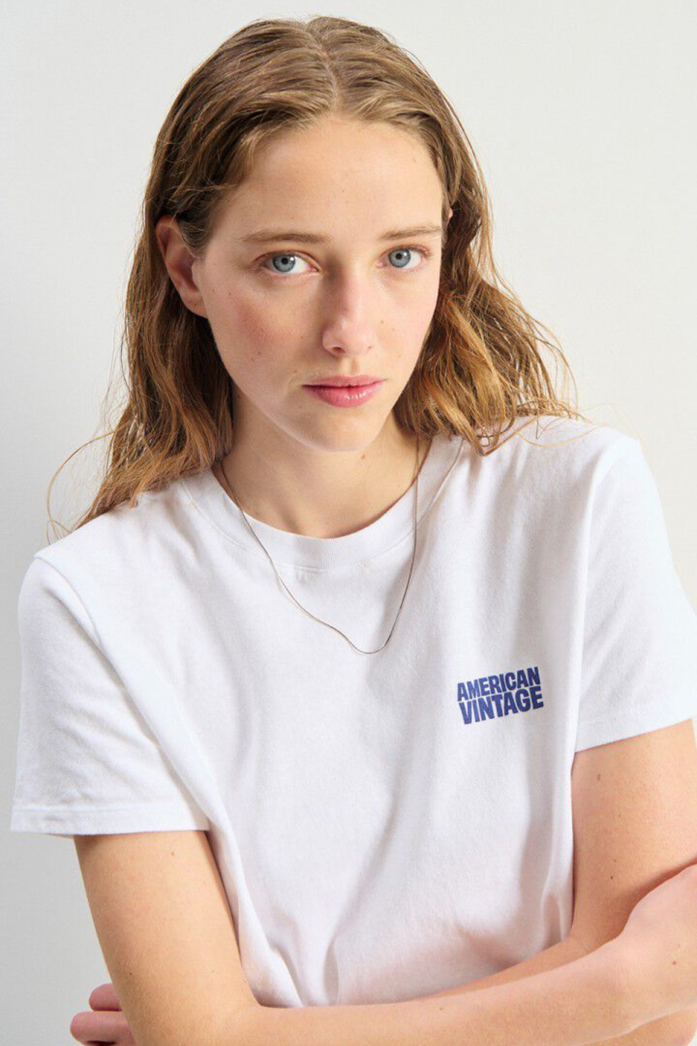 American Vintage Ykobow Cotton T-Shirt – Blanc worn by model showcasing casual style Shop american vintage at Dotique