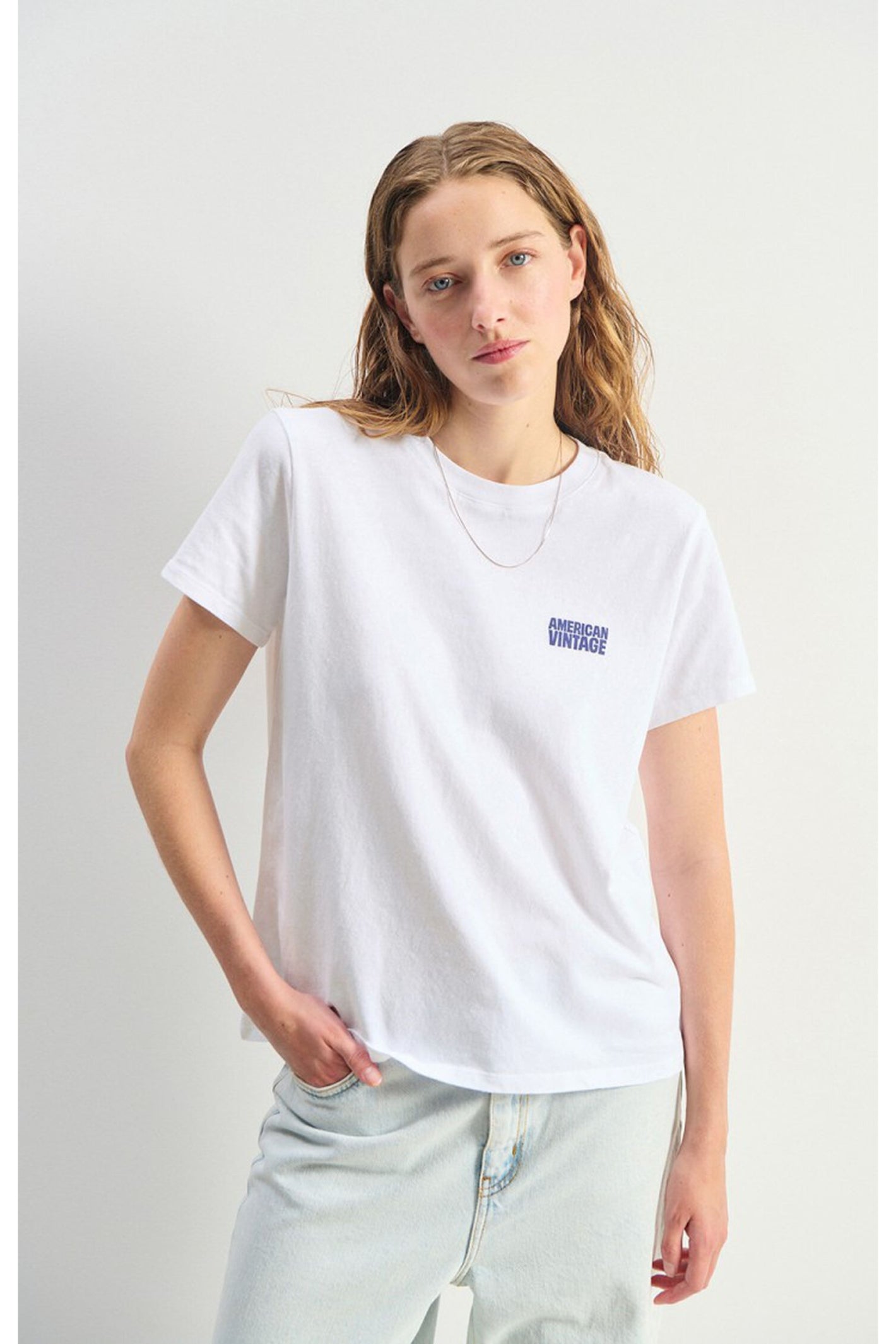 Model wearing the American Vintage Ykobow Cotton T-Shirt – Blanc in white with subtle logo detail, shop American Vintage at Dotique.
