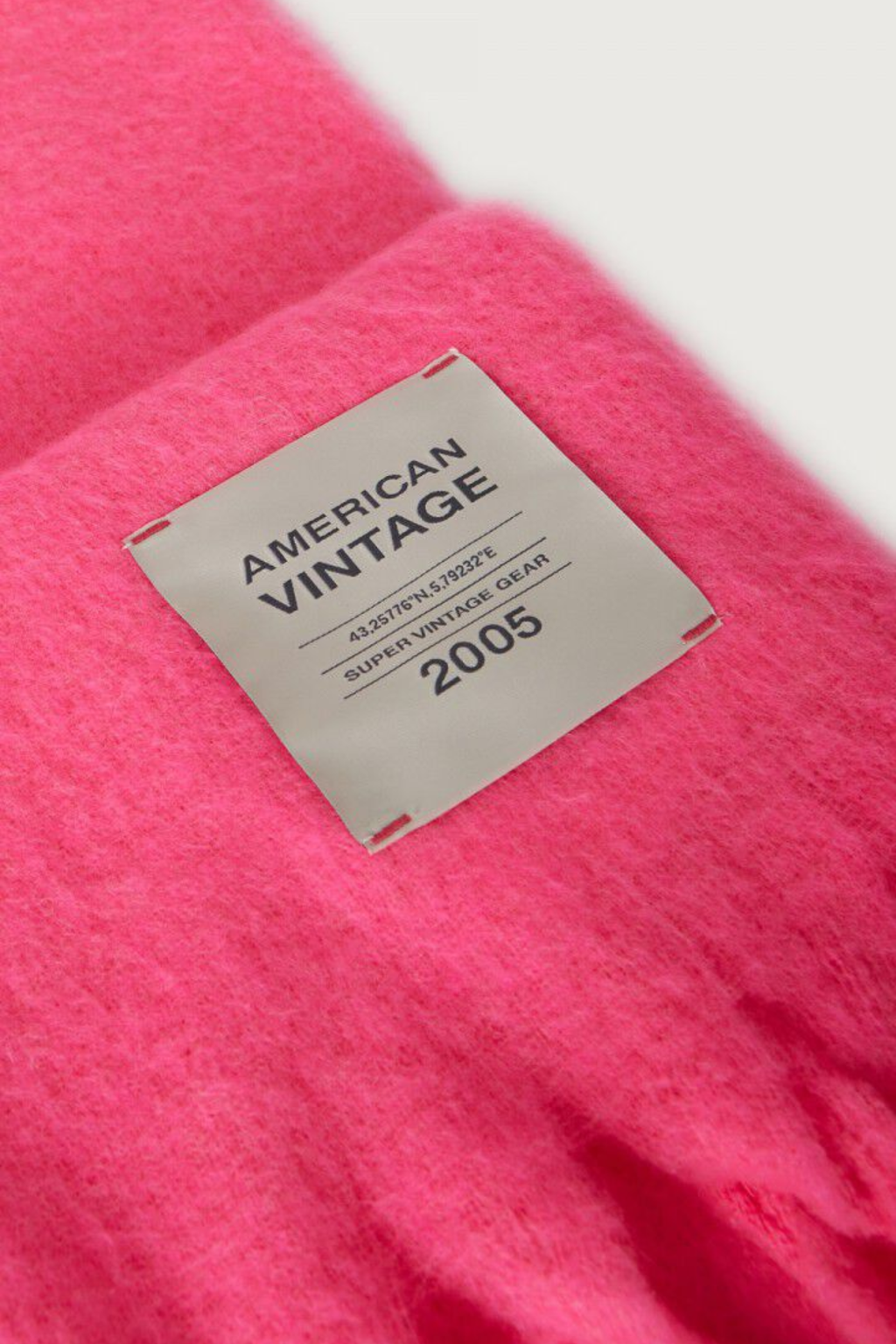 Shop the American Vintage Zinaco Scarf in Rose Fluo at Dotique. A soft brushed scarf with fringed edges in a vibrant pink shade for effortless everyday styling.