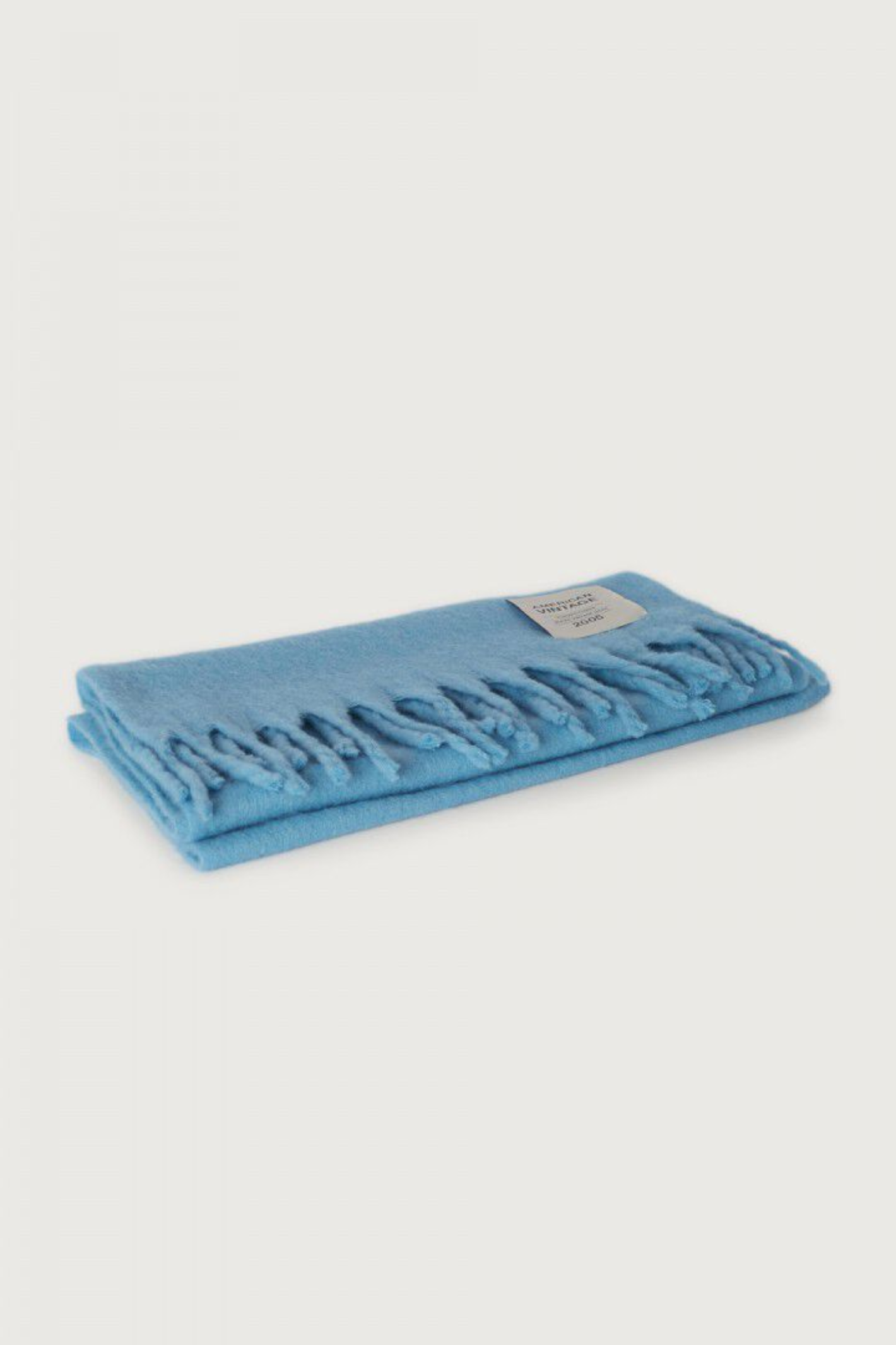 Shop the American Vintage Zinaco Scarf in Siberie at Dotique. A soft brushed scarf with fringed edges in a vibrant blue shade for effortless everyday styling.