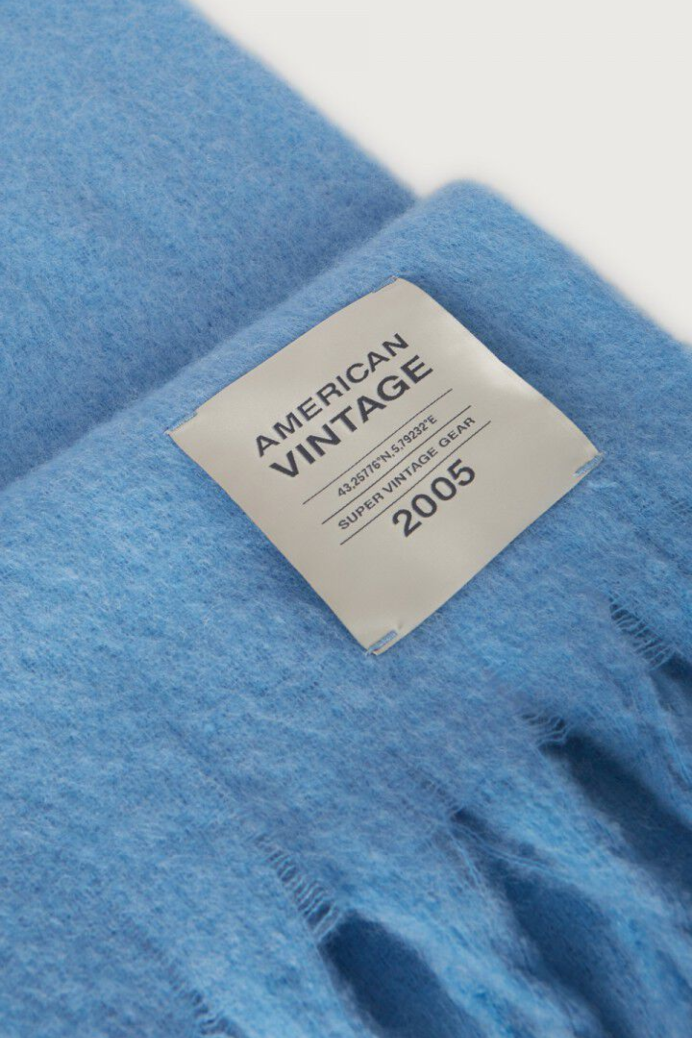 Shop the American Vintage Zinaco Scarf in Siberie at Dotique. A soft brushed scarf with fringed edges in a vibrant blue shade for effortless everyday styling.