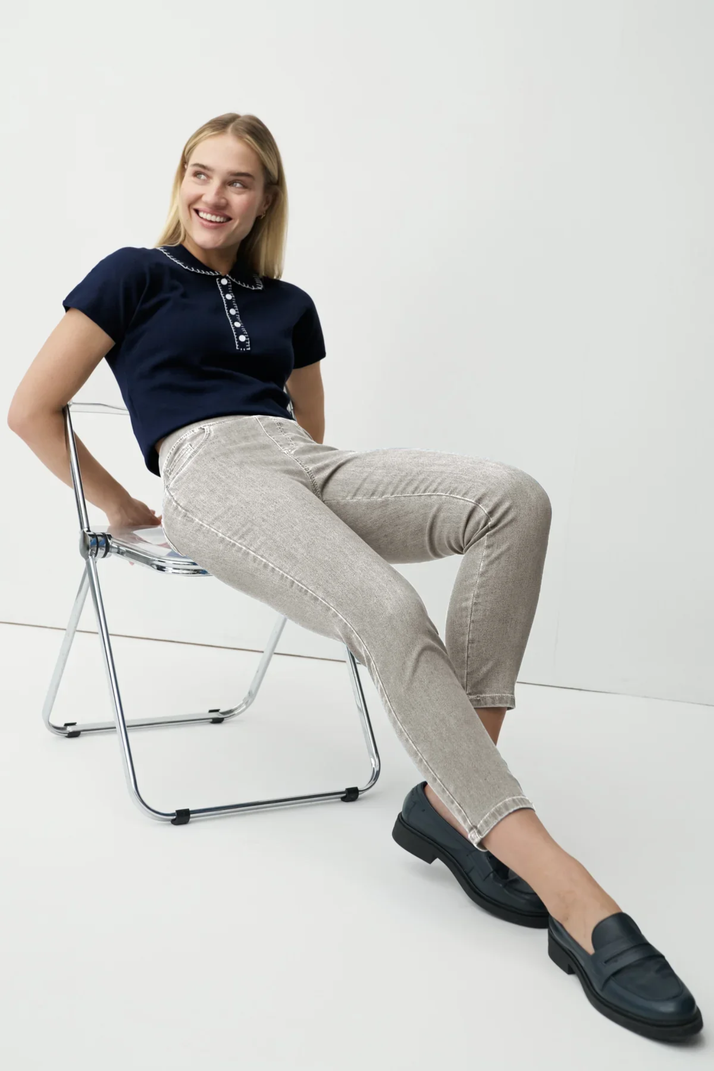 Woman wearing Anna Montana Jump In Slim 7/8 Leinen Jeans by Anna Montana sitting on a chair, shop Anna Montana at Dotique