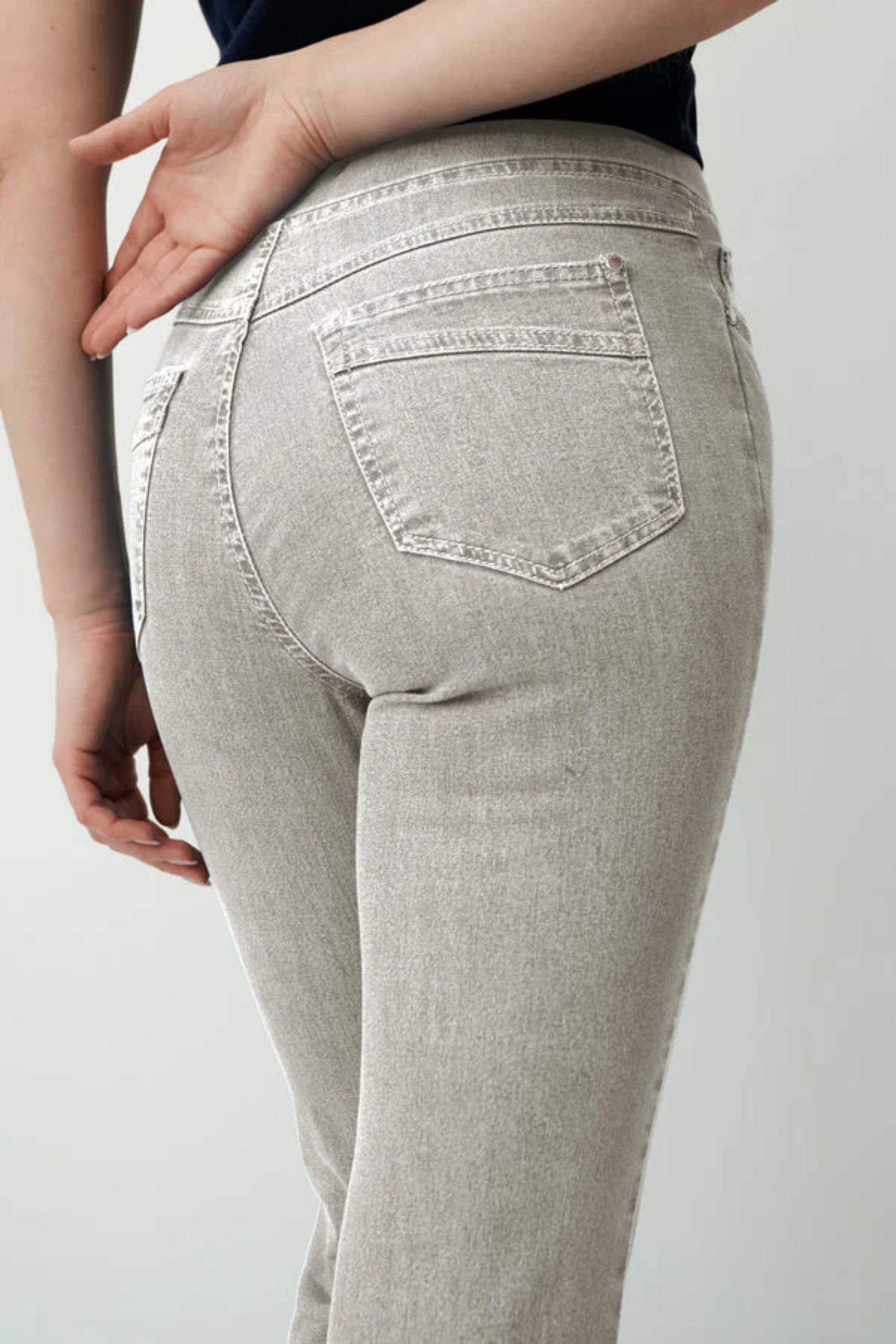 Close-up of a person wearing Anna Montana Jump In Slim 7/8 Leinen Jeans by Anna Montana available to shop at Dotique.