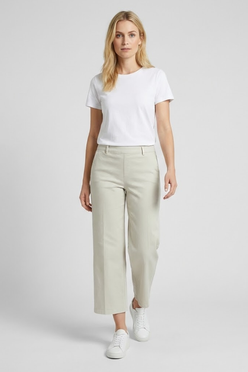 Model wearing Anna Montana 1045 Mila Wide Flexi Milano Jeans Leinen in light beige wide-leg style paired with a white tee by Anna Montana, shop Anna Montana at Dotique.