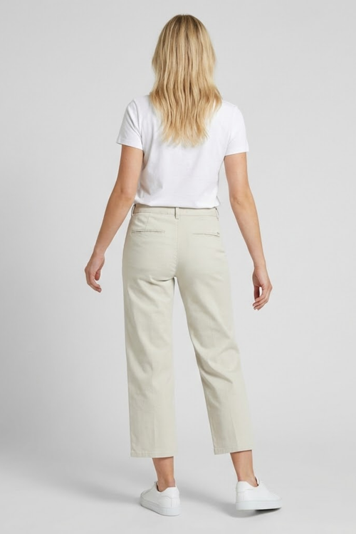 Model seen from behind wearing Anna Montana 1045 Mila Wide Flexi Milano Jeans Leinen in light beige wide-leg style by Anna Montana, shop Anna Montana at Dotique.