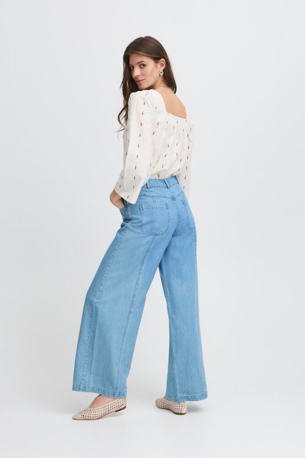 Lightweight cotton blouse by Atelier Rêve in birch white with delicate floral print. Easy, feminine and perfect for everyday wear. Shop at Dotique.