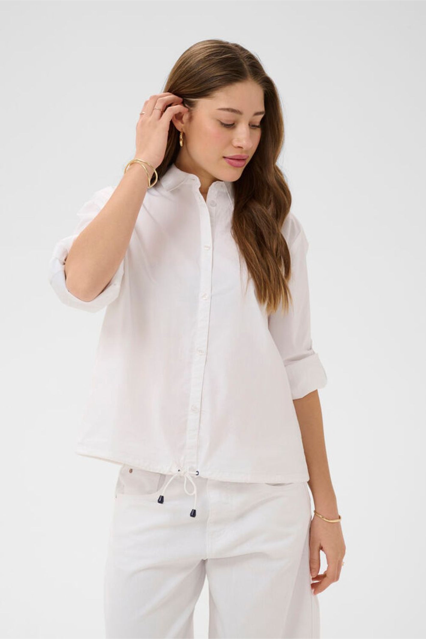 Model wearing Cream 10614892 CREstela Short Shirt Snow White with Blue by Cream, shop Cream at Dotique