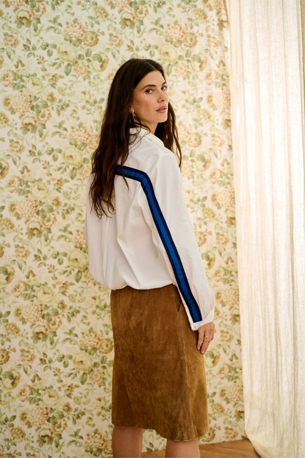 Model showing back of Cream 10614892 CREstela Short Shirt Snow White with Blue by Cream, shop the vendor at Dotique