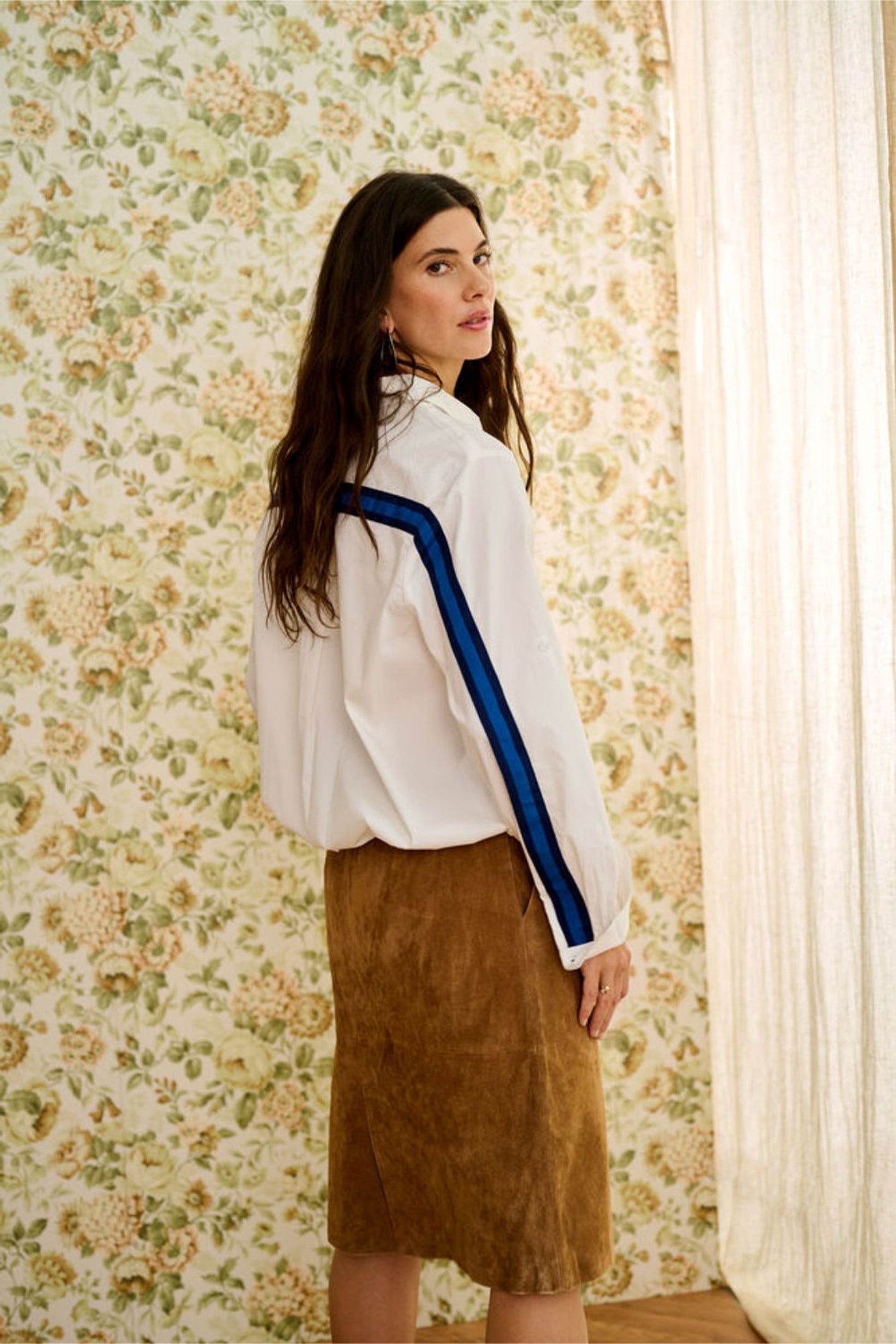 Model showing back of Cream 10614892 CREstela Short Shirt Snow White with Blue by Cream, shop the vendor at Dotique