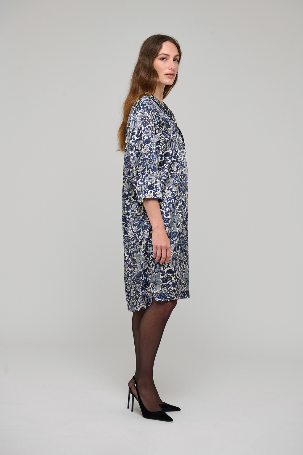 Shop the Dea Kudibal KamillesDEA Dress in Dentelle Midnight at Dotique. A luxurious stretch silk midi dress in a beautiful blue floral print.