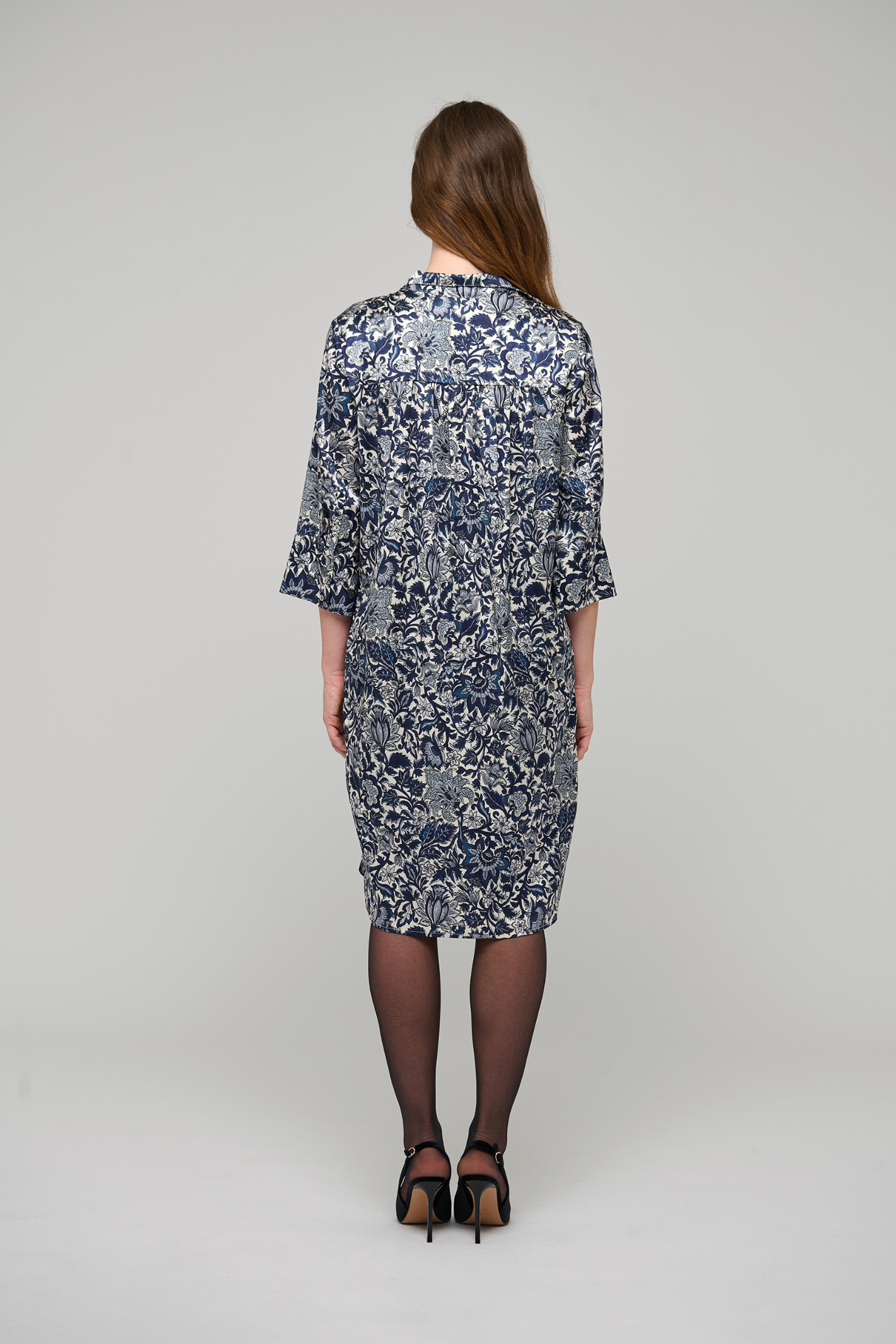 Shop the Dea Kudibal KamillesDEA Dress in Dentelle Midnight at Dotique. A luxurious stretch silk midi dress in a beautiful blue floral print.