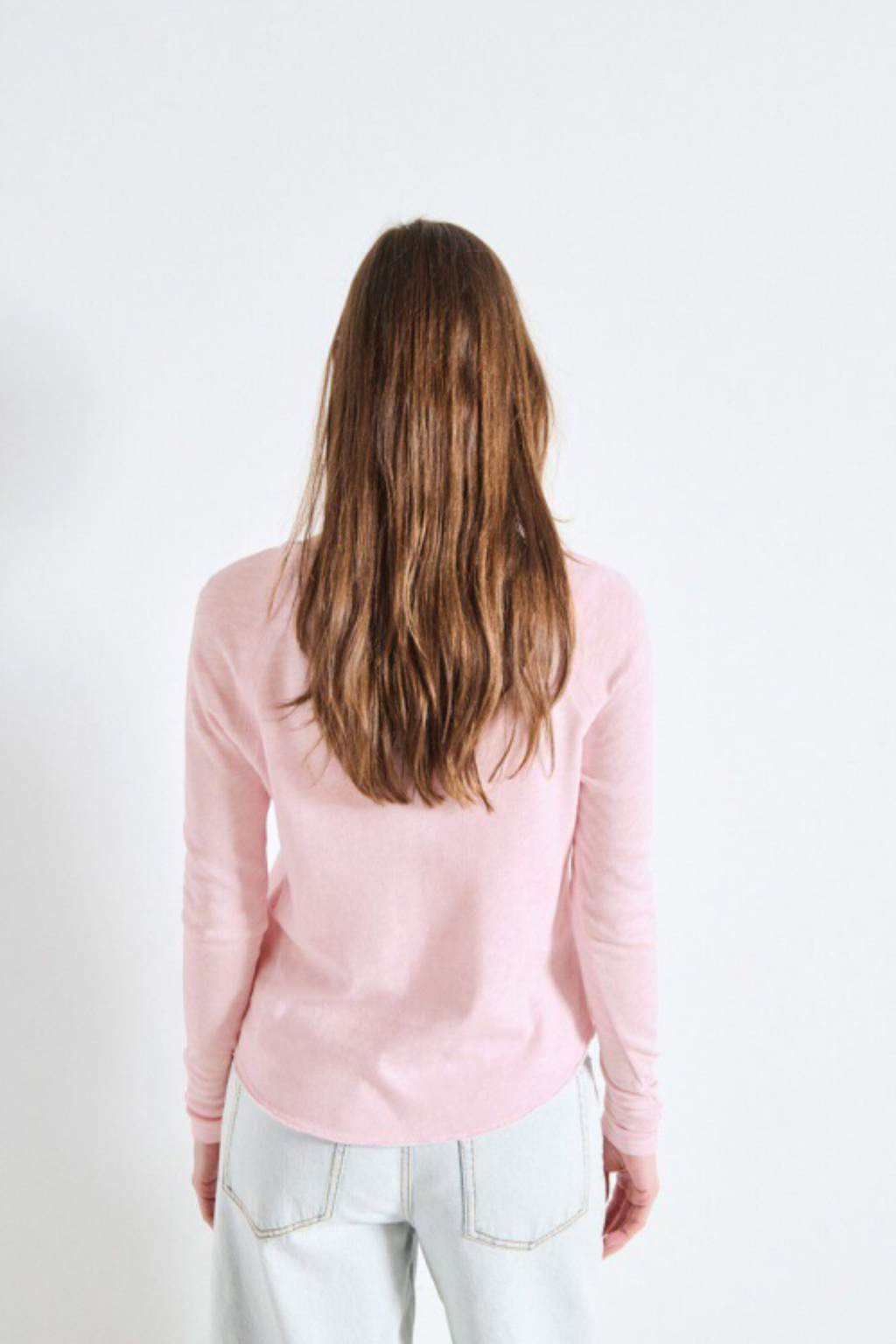 Relaxed fit American Vintage cotton long sleeve tee. Shop at Dotique.