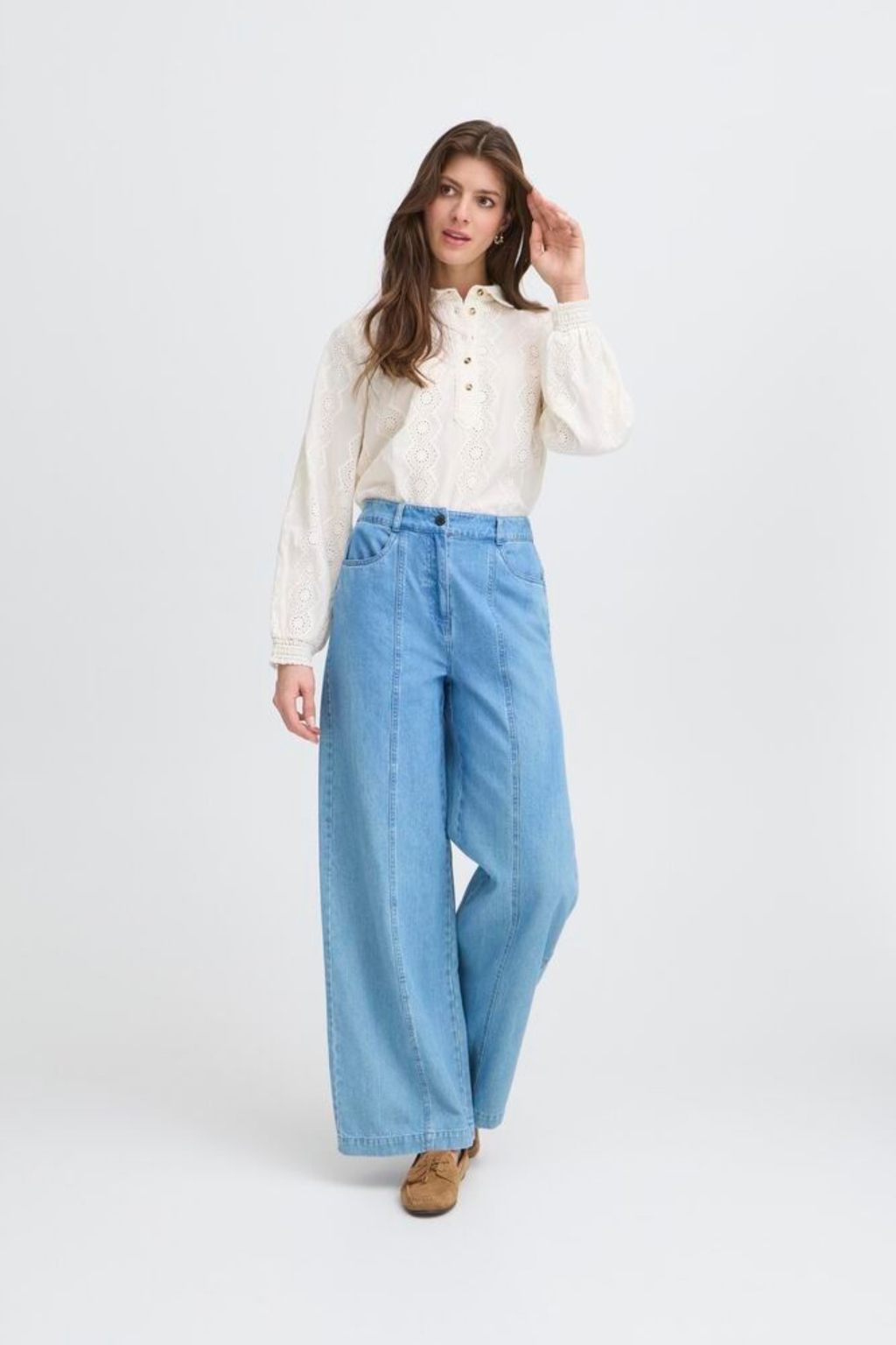 Relaxed cotton shirt by Atelier Rêve in a classic birch shade. Loose fit, long sleeves and easy everyday style. Shop at Dotique.