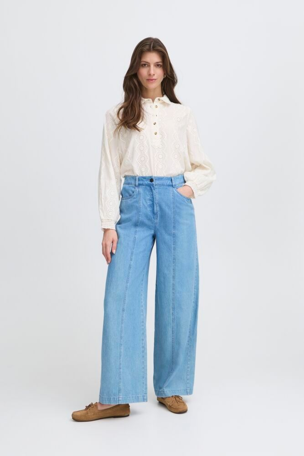 Relaxed cotton shirt by Atelier Rêve in a classic birch shade. Loose fit, long sleeves and easy everyday style. Shop at Dotique.