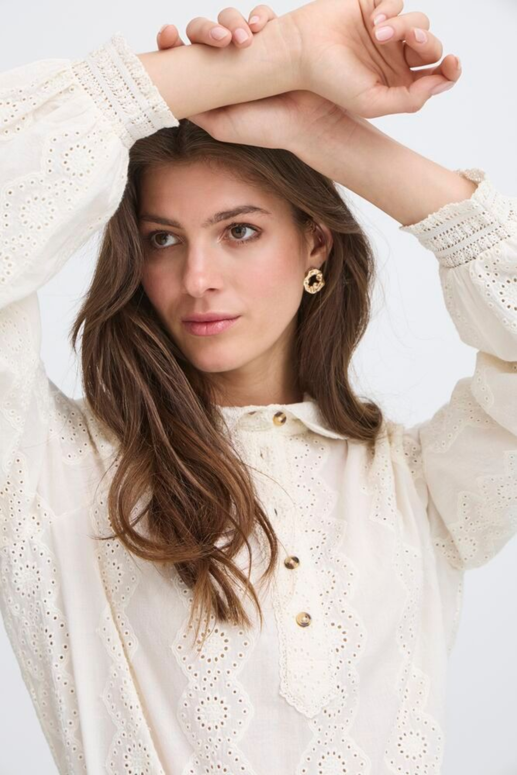 Relaxed cotton shirt by Atelier Rêve in a classic birch shade. Loose fit, long sleeves and easy everyday style. Shop at Dotique.